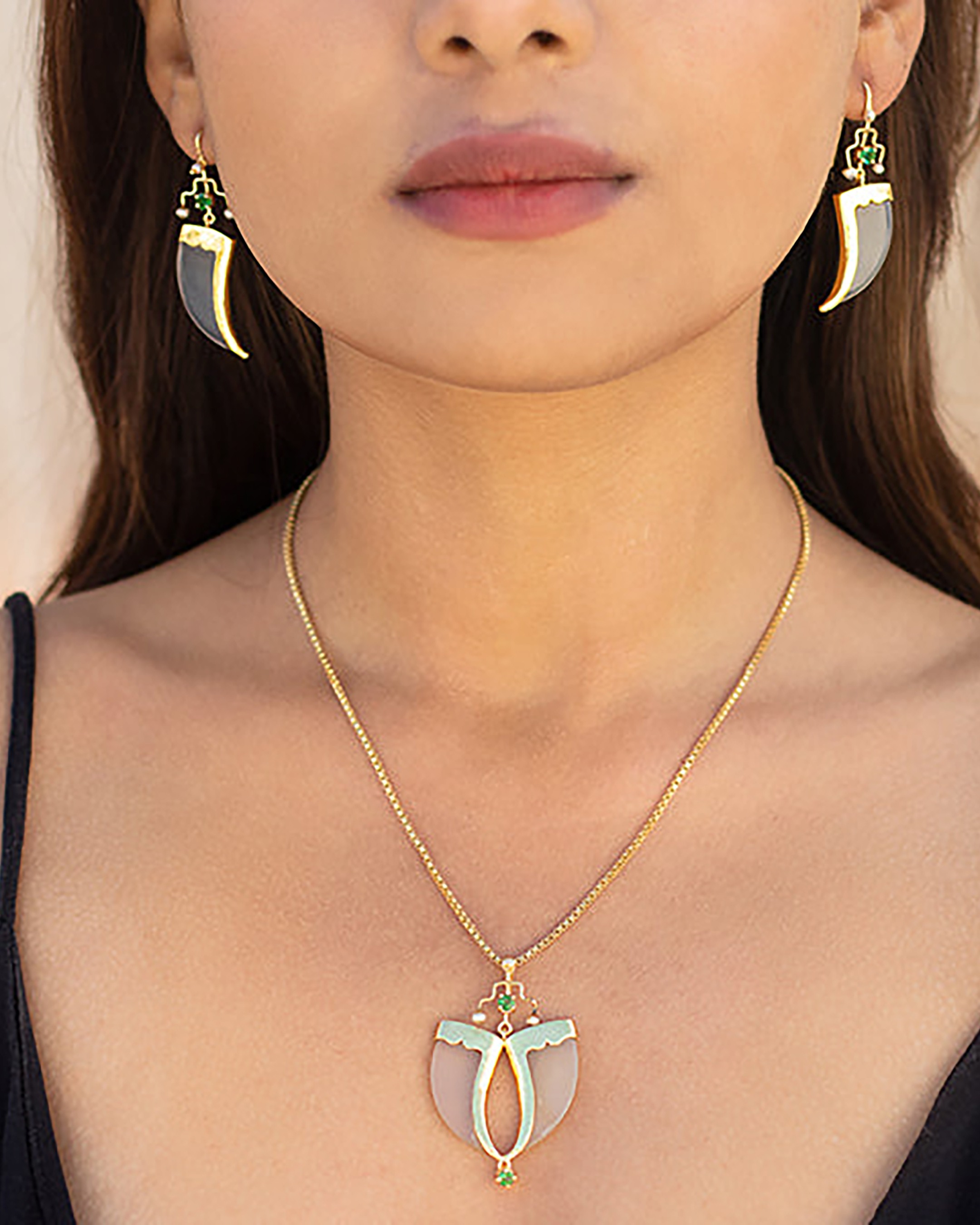 Avanigold Faux Tiger Claw Green Royal Pendant