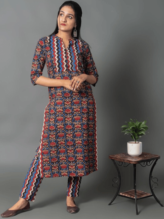 Women Blue Floral Printed Kurta with Trousers