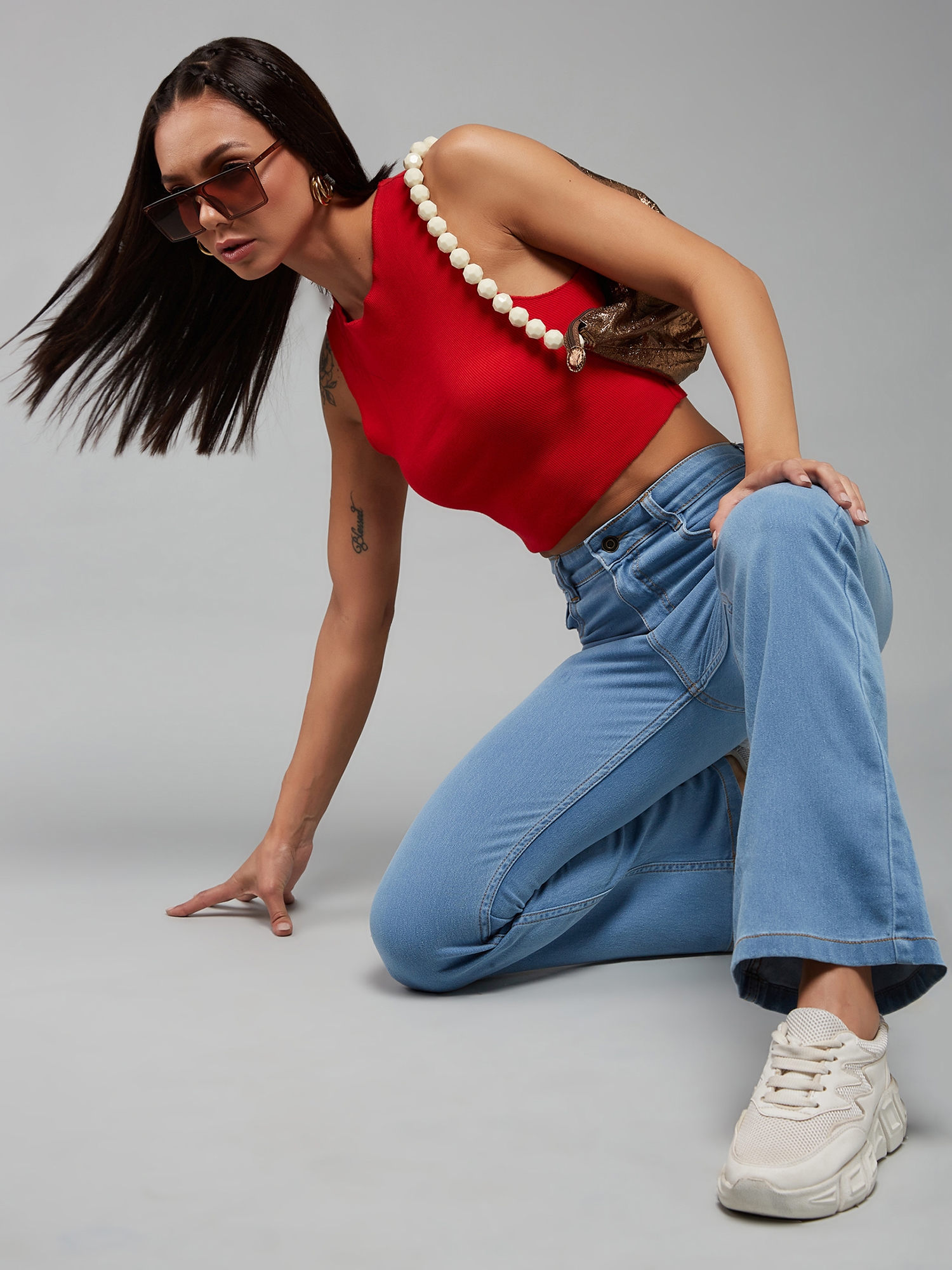 Mini de Recursos, woman wearing red shirt and blue denim jeans, png | PNGEgg
