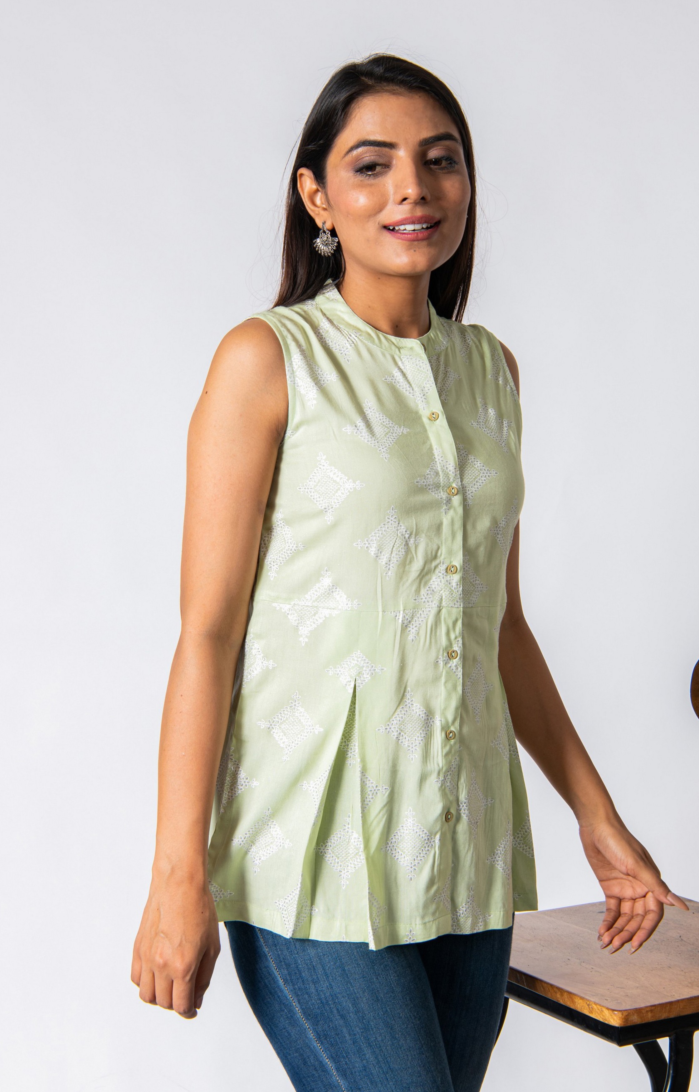 SLEEVELESS PRINT TOP
