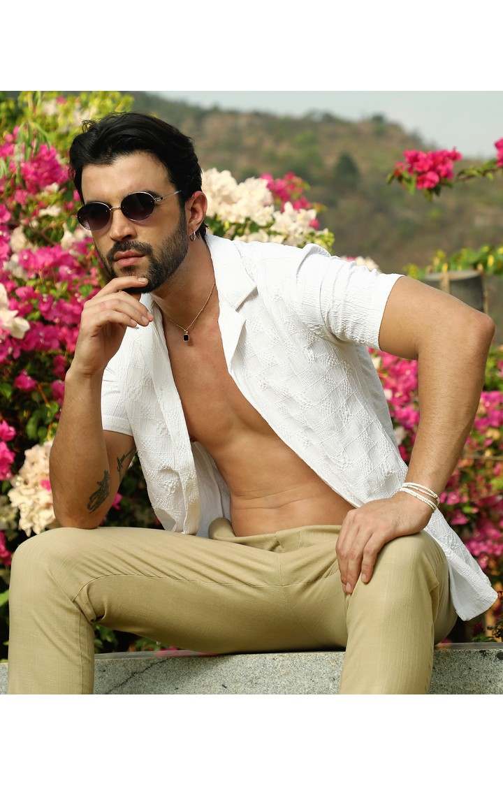Men's White Solid Casual Shirts