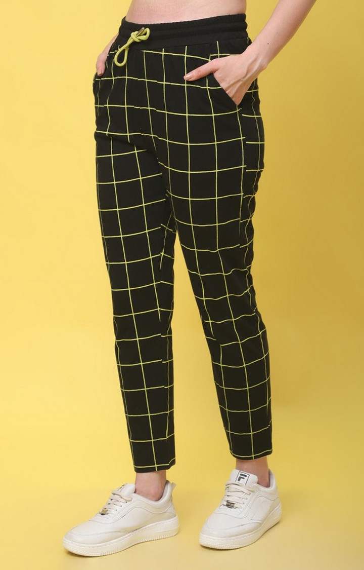 Women's Black Checked Cropped Tapperd Comfortable Joggers