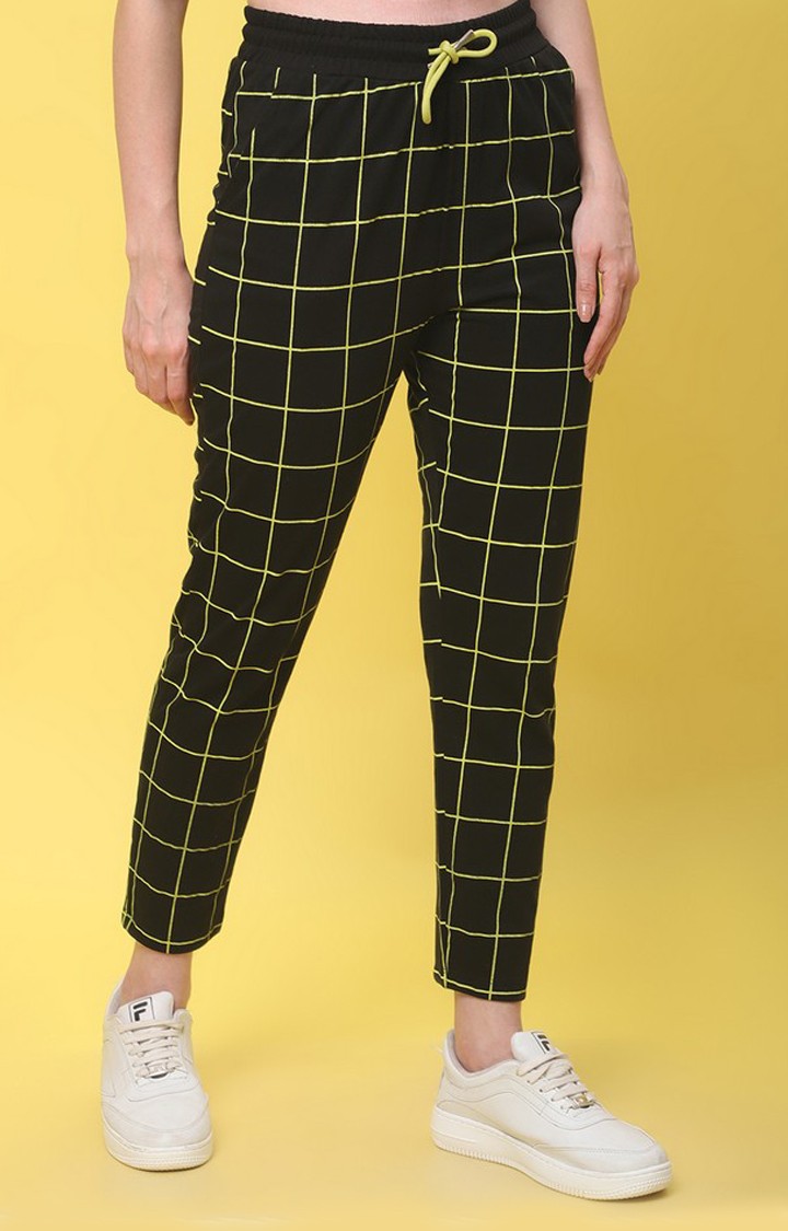 Women's Black Checked Cropped Tapperd Comfortable Joggers