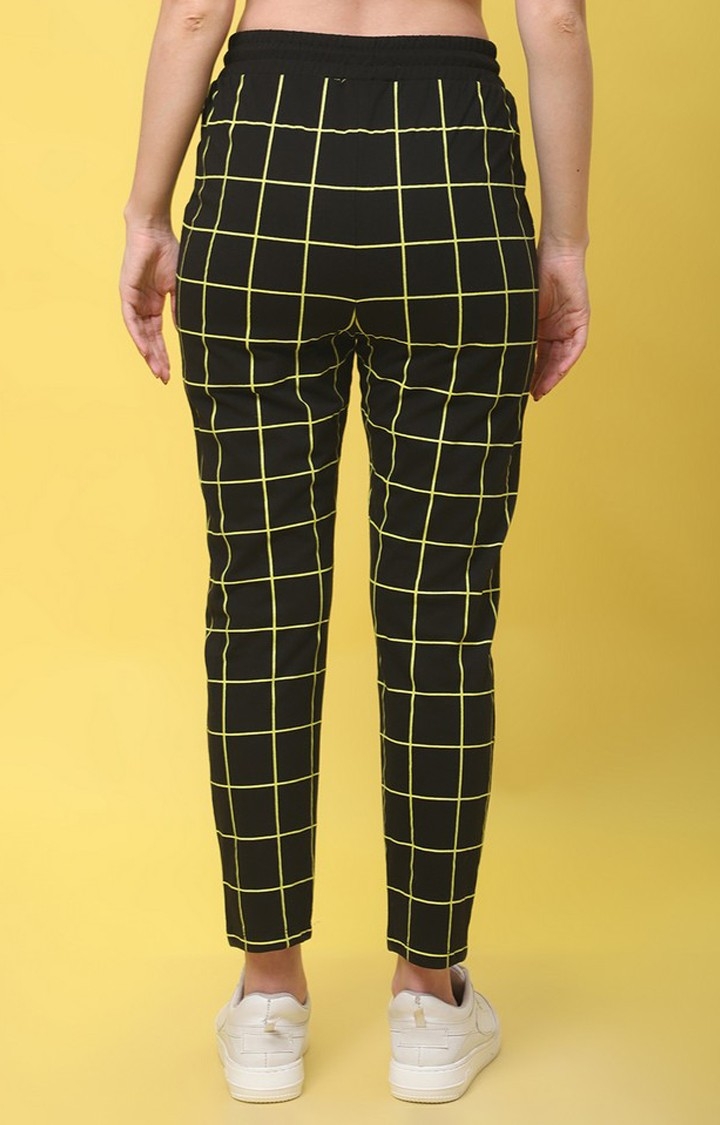 Women's Black Checked Cropped Tapperd Comfortable Joggers