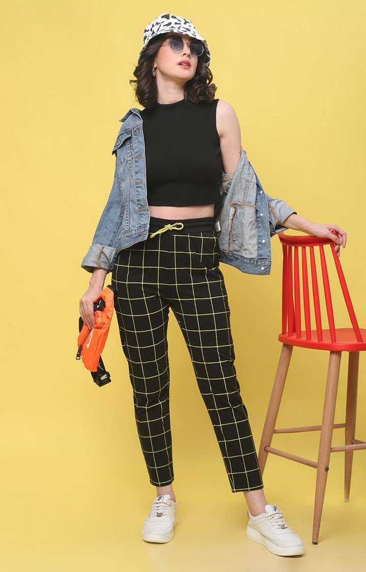 Women's Black Checked Cropped Tapperd Comfortable Joggers