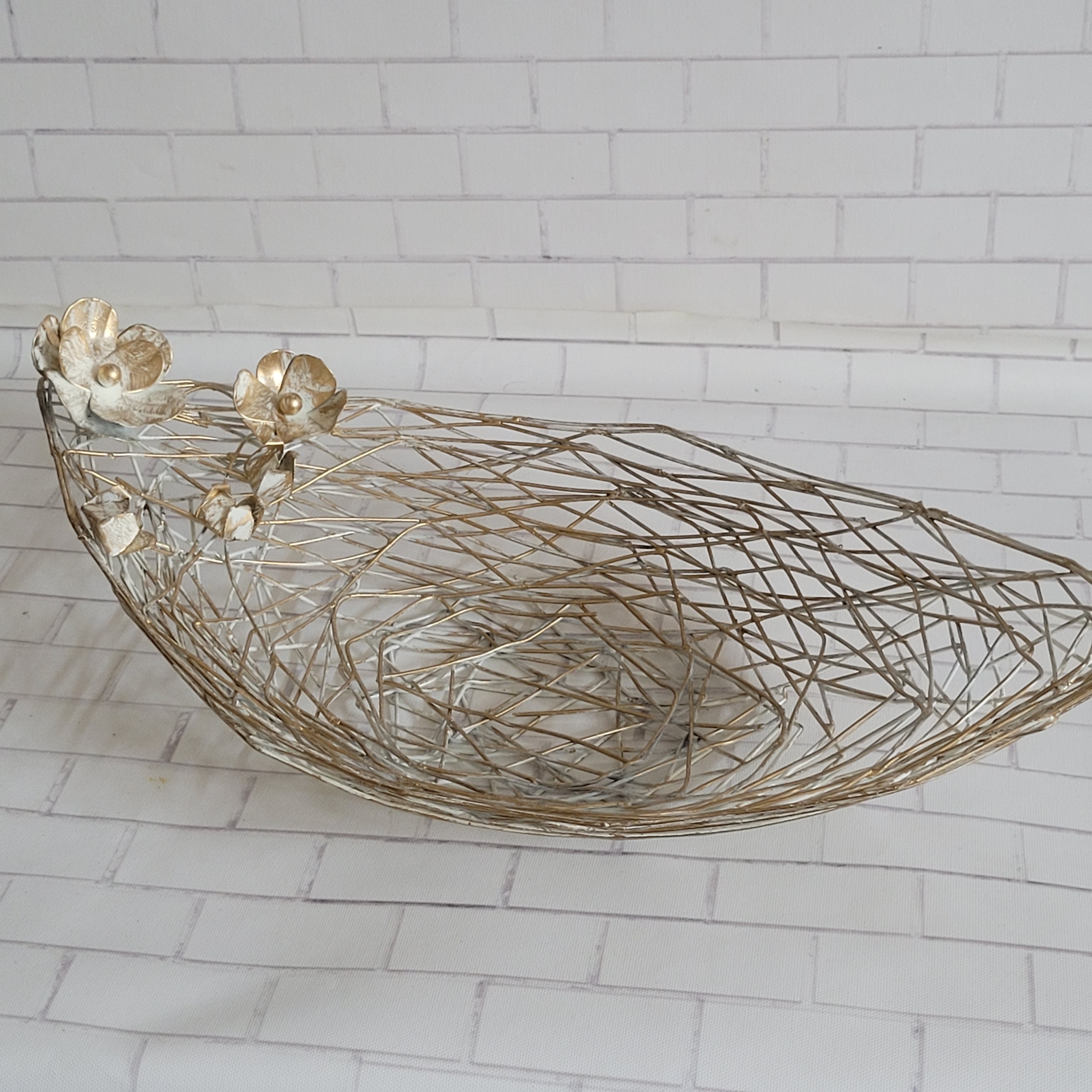 Floral art | White & Gold Boat Shape Wire Mesh Stuff undefined