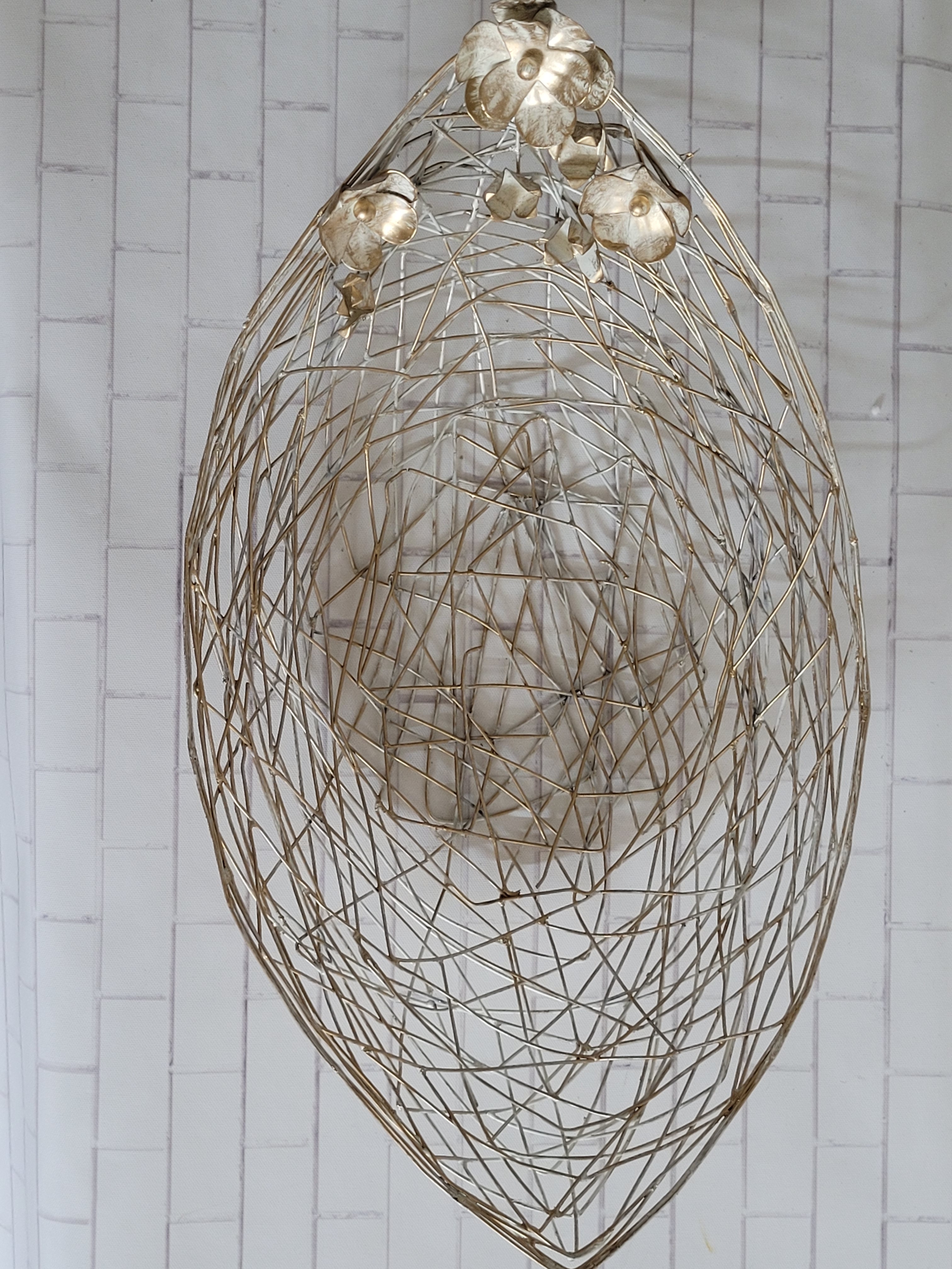 Floral art | White & Gold Boat Shape Wire Mesh Stuff undefined