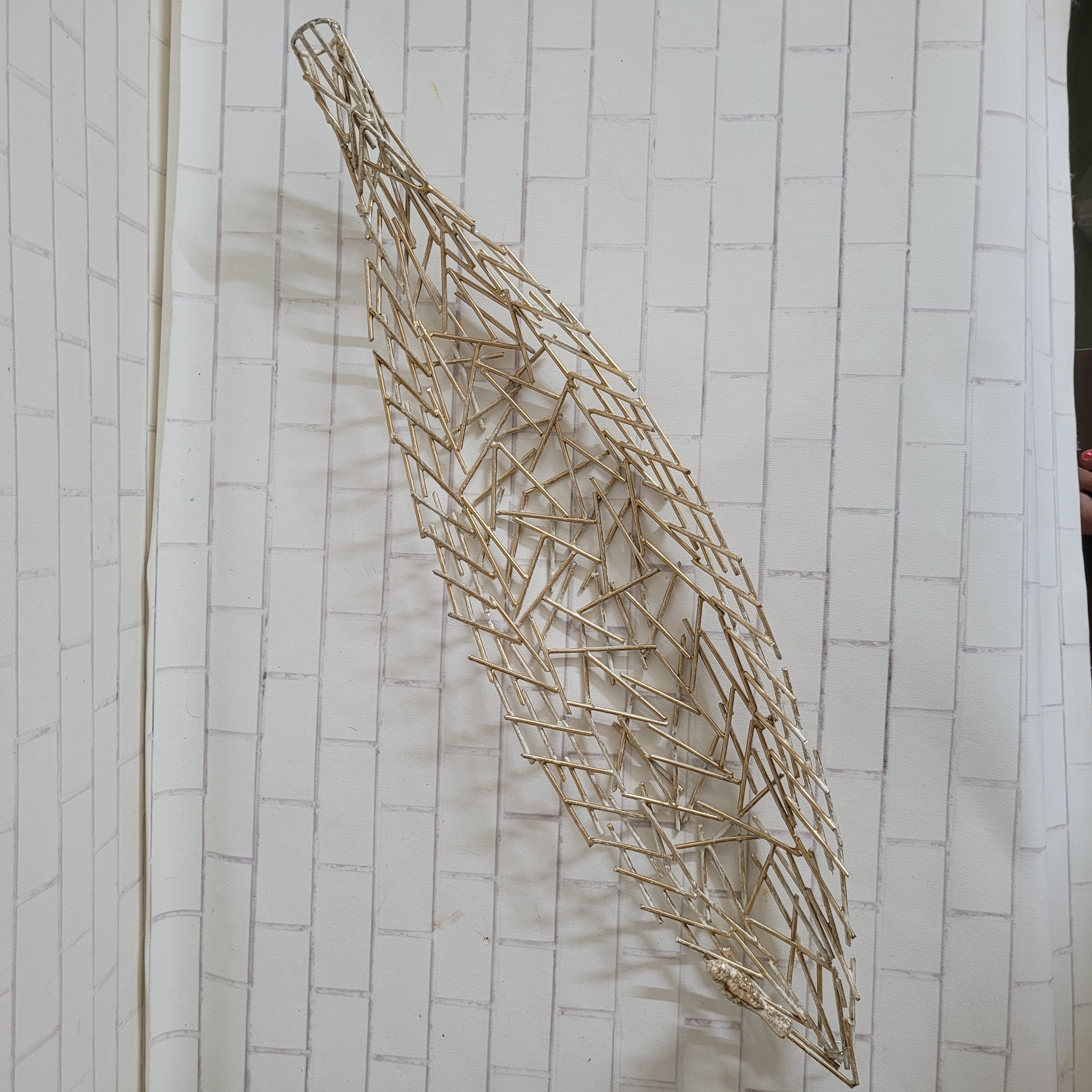 Floral art | White & Gold Leaf Shaped Wire Mesh Stuff undefined