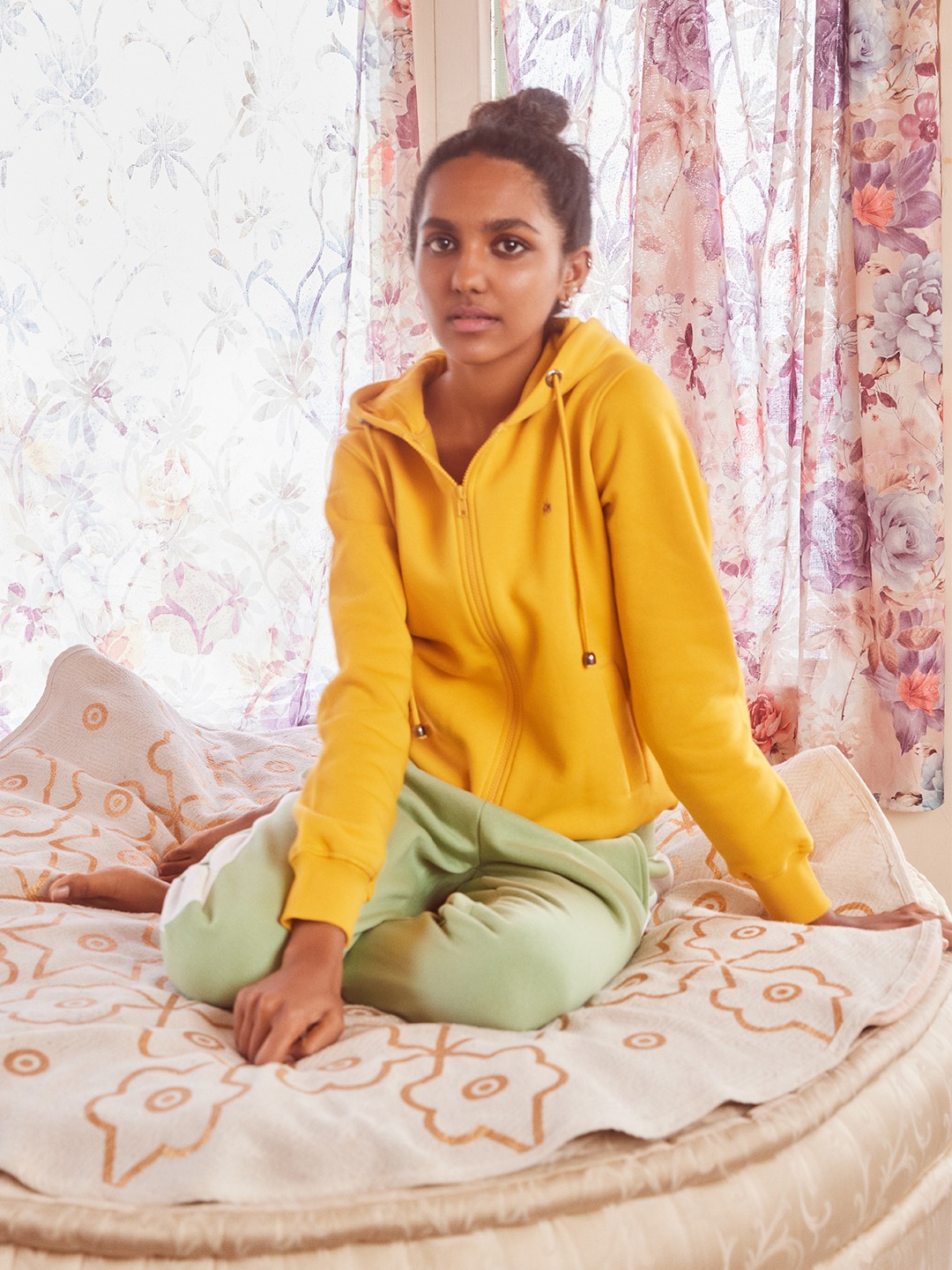 Crimsoune Club Women Yellow Zipper Sweatshirt