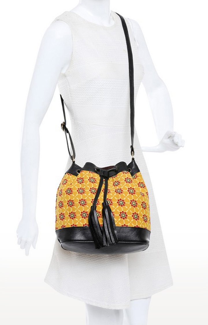 Vivinkaa | Vivinkaa Yellow Tassel Detail Printed Bucket Sling Bag 6