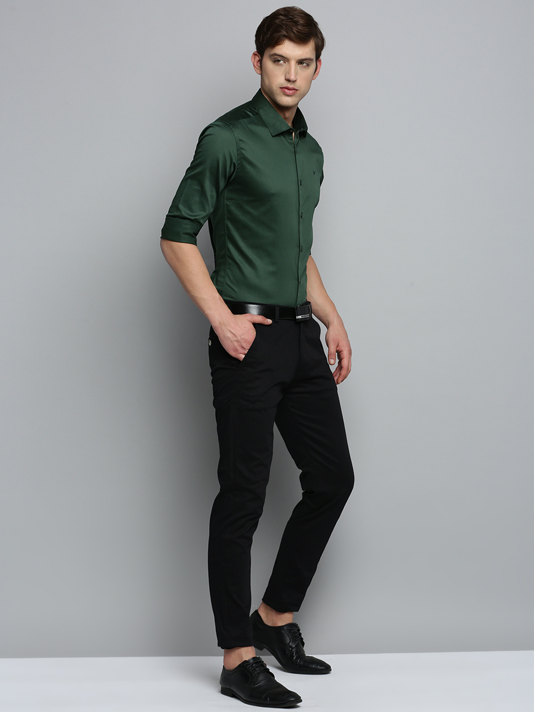 SHOWOFF Men's Spread Collar Solid Green Smart Shirt