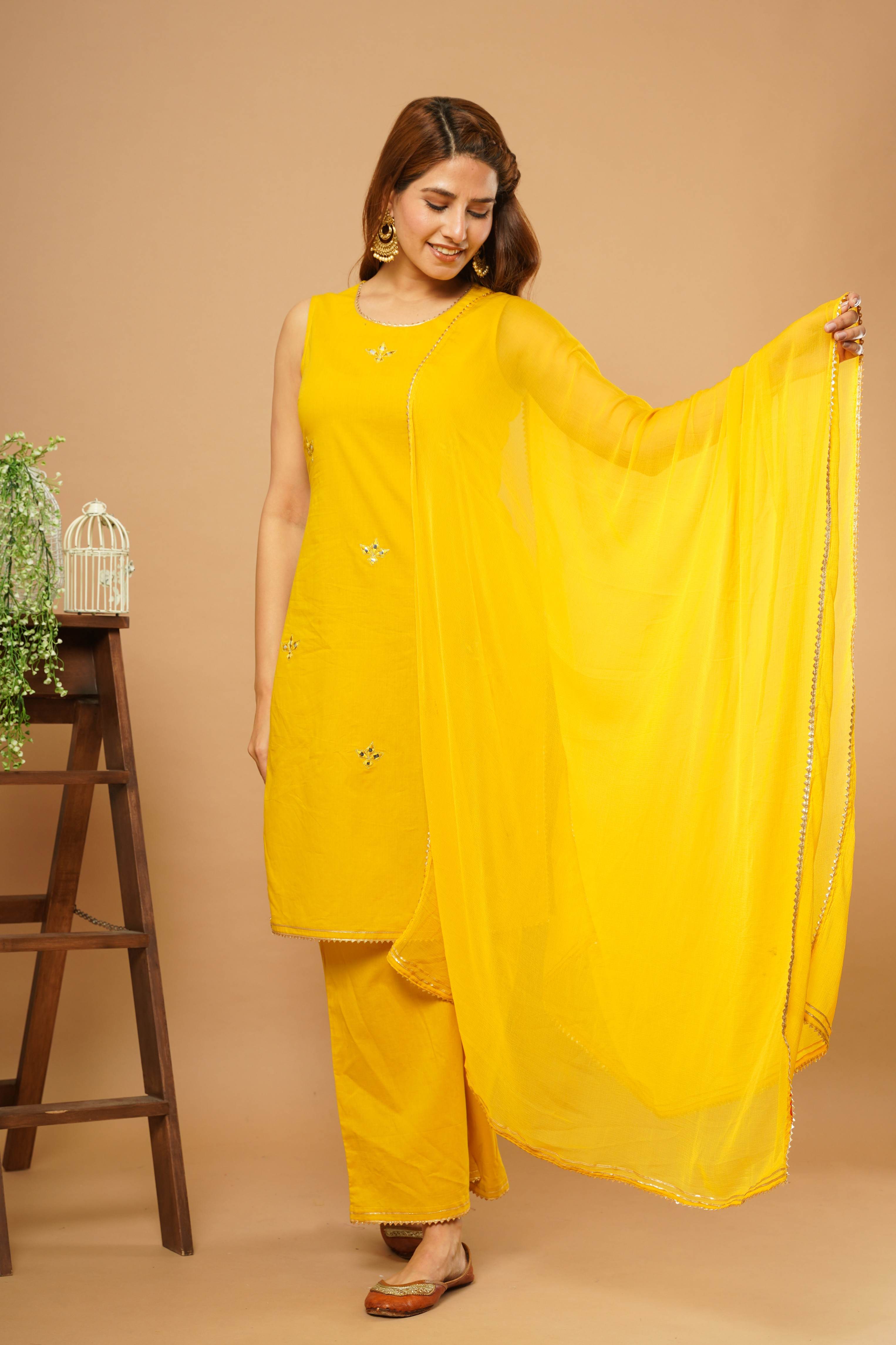 SLEVEELESS MIRROR WORK  KURTA PANT WITH  CHIFFON DUPATTA