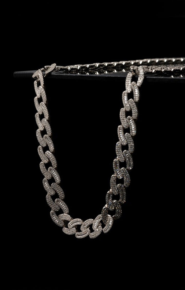 Zircon Radiance: An Oval-Link Chain