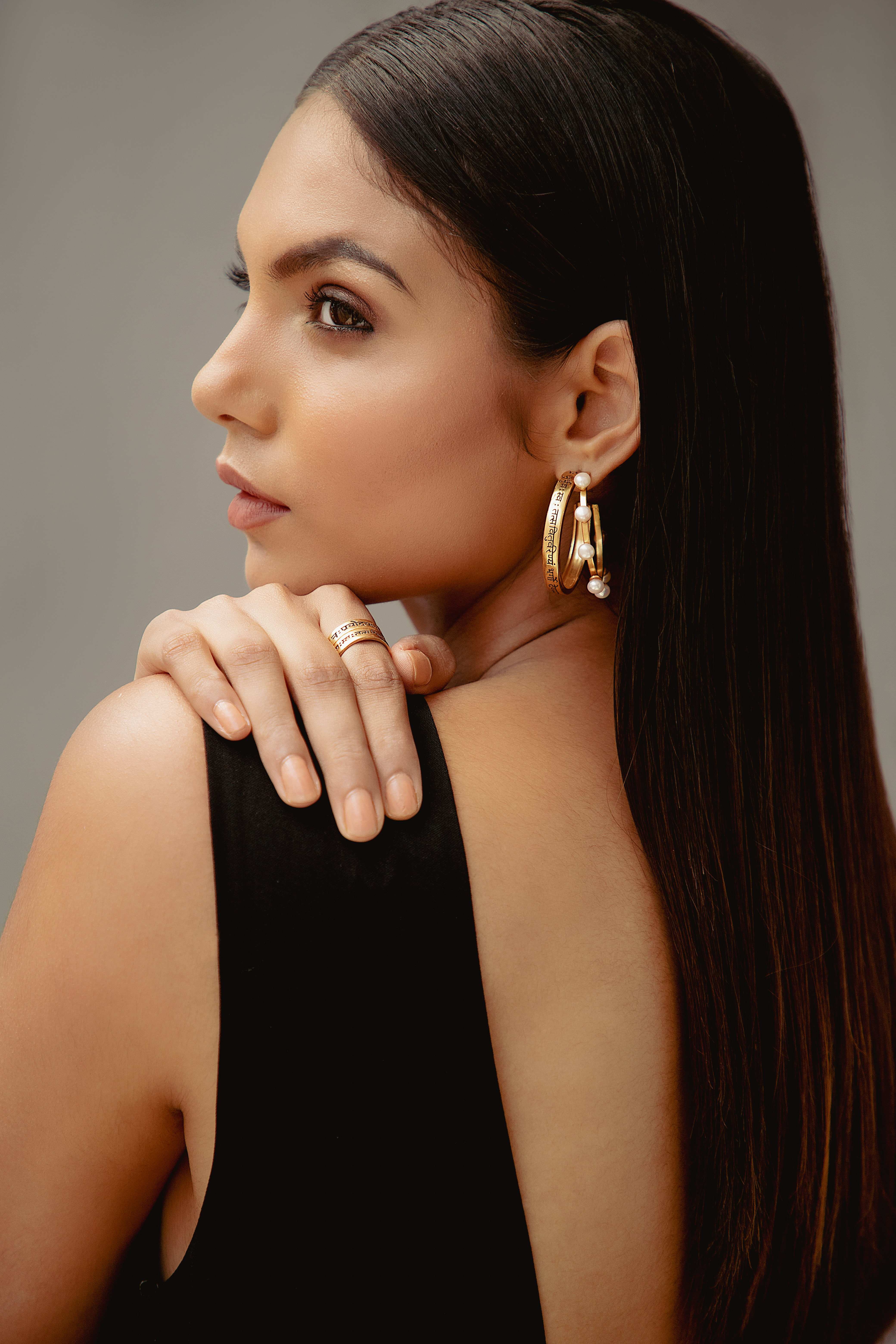 THE MANTRA PEARL HOOP
