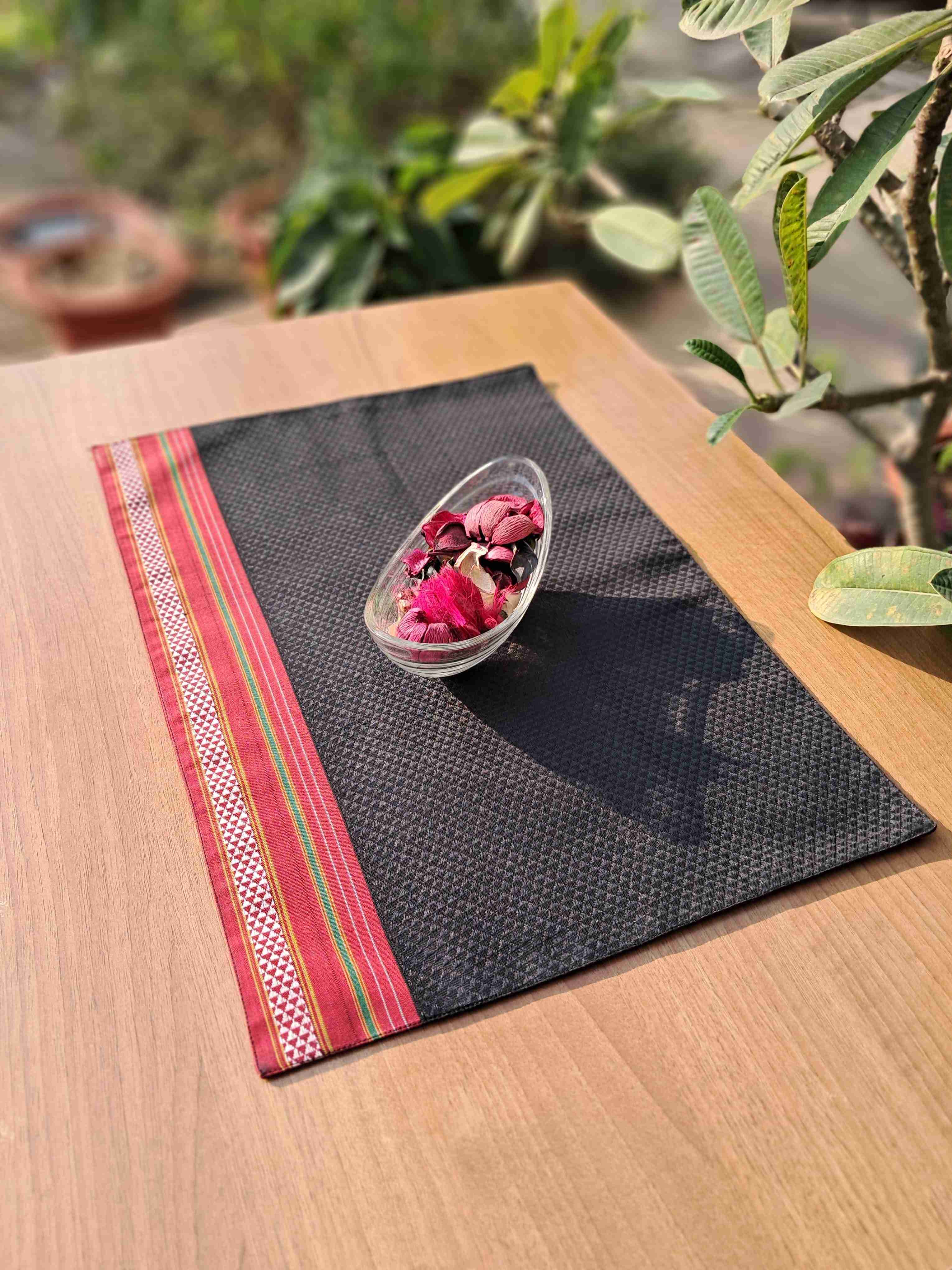 Khun Table Mat