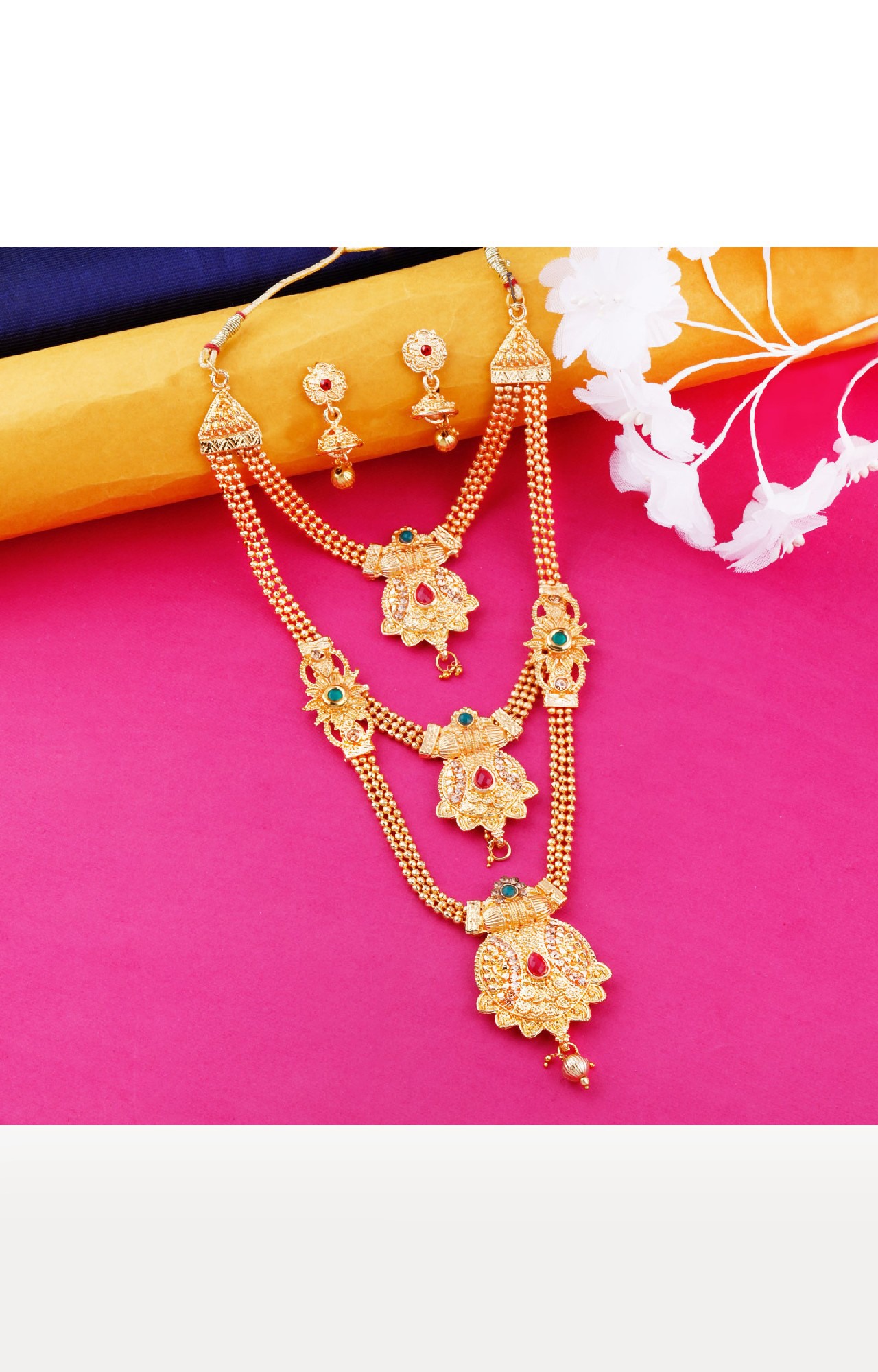 Chain type necklace in gold top