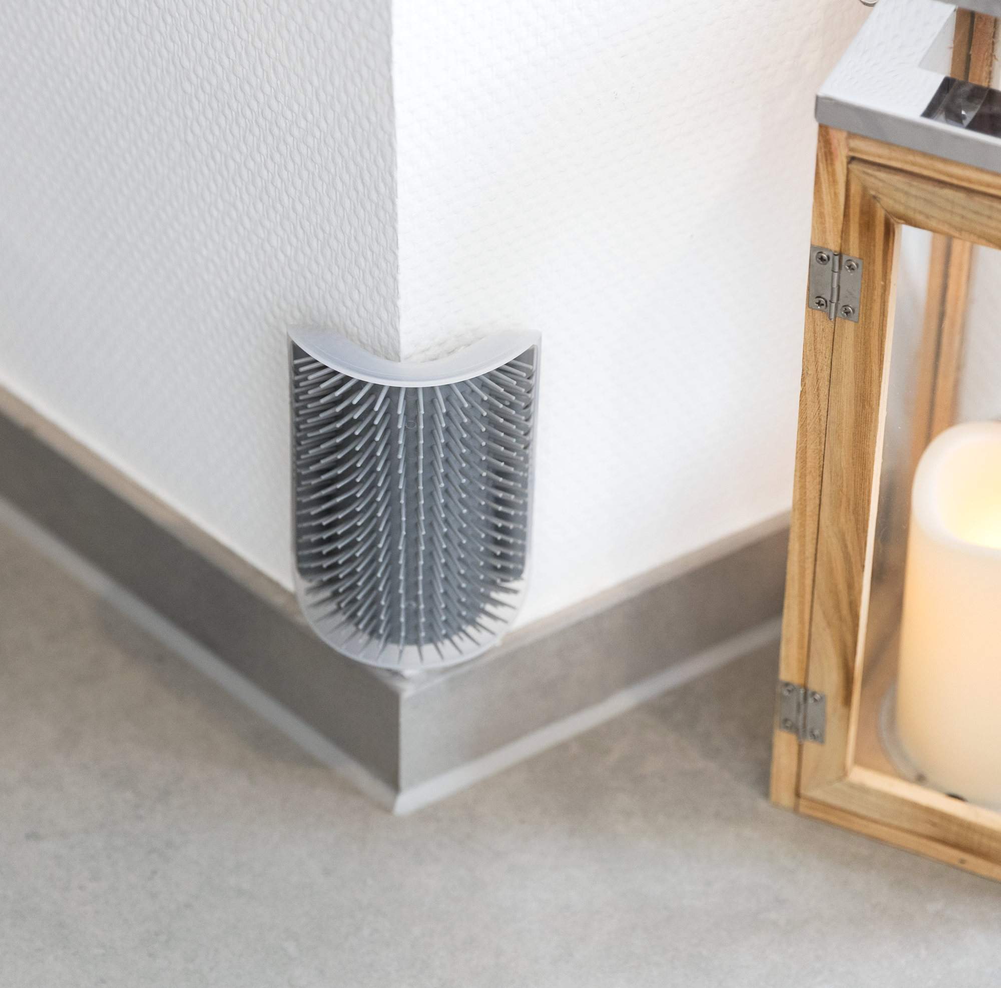 Trixie Corner Massage Brush For Cats (8×13 cm, Grey)