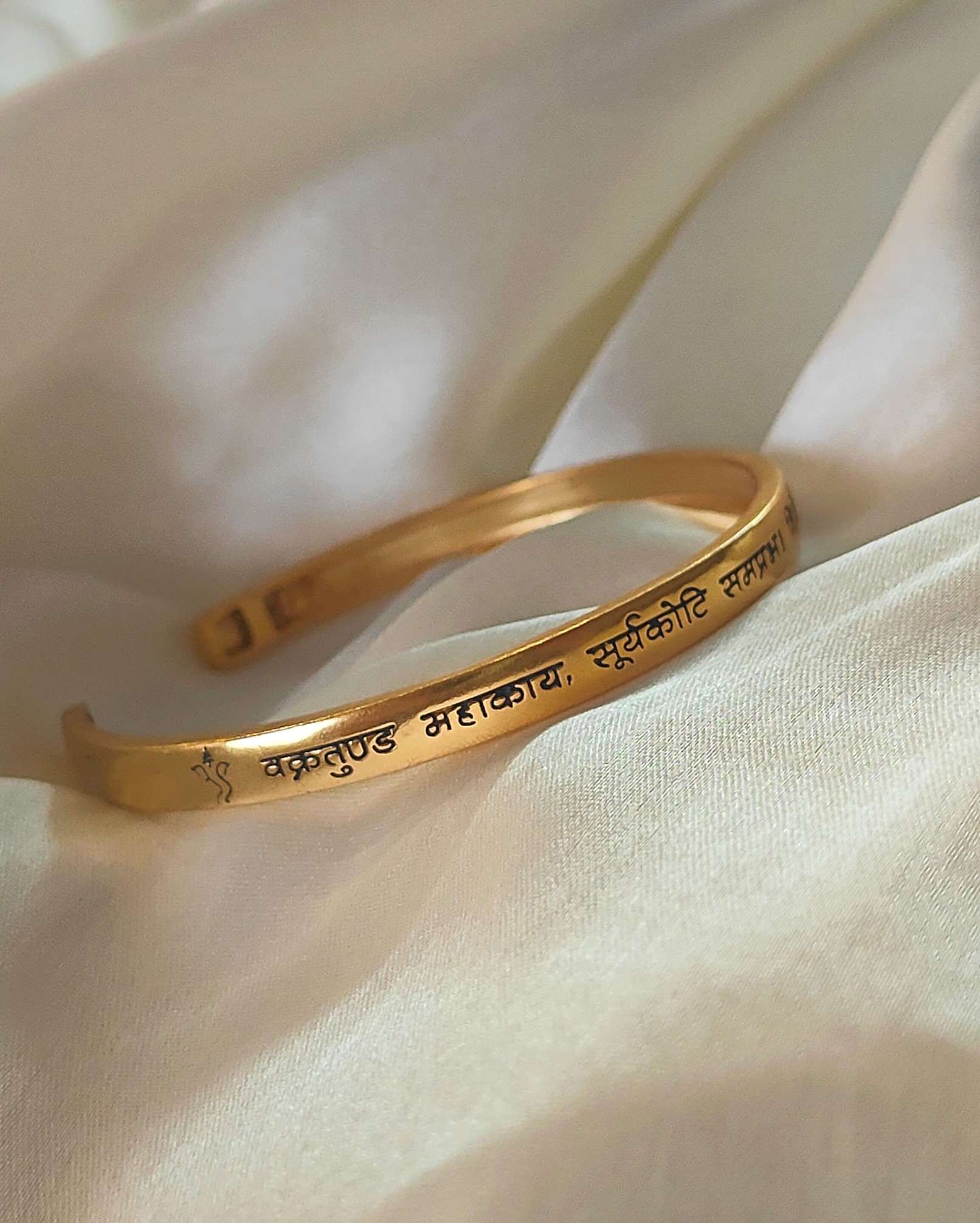 Vakartunda Mahakay bangle Female