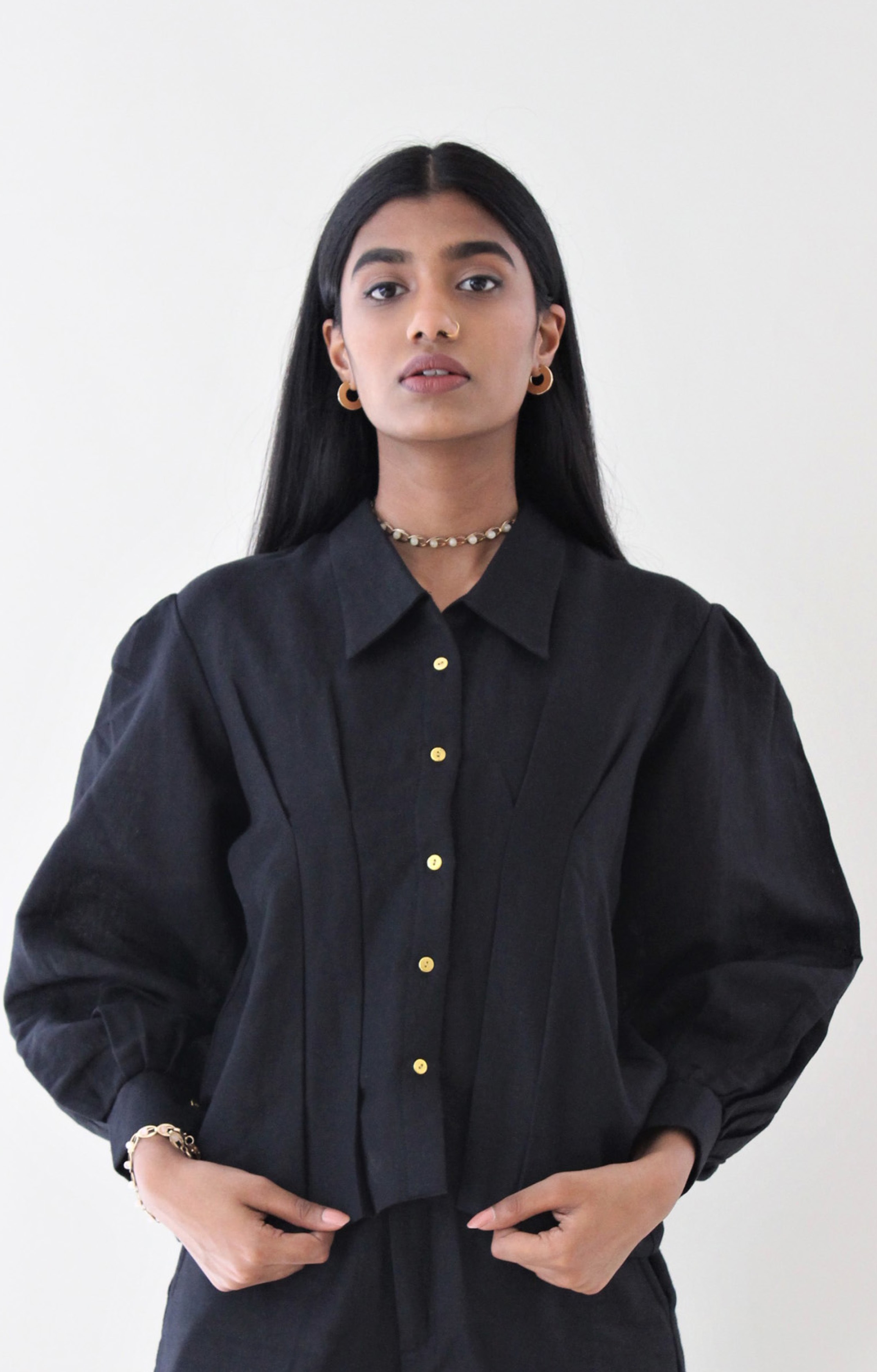 Anvi Classic Pleated Shirt with Puffed Sleeves - Black