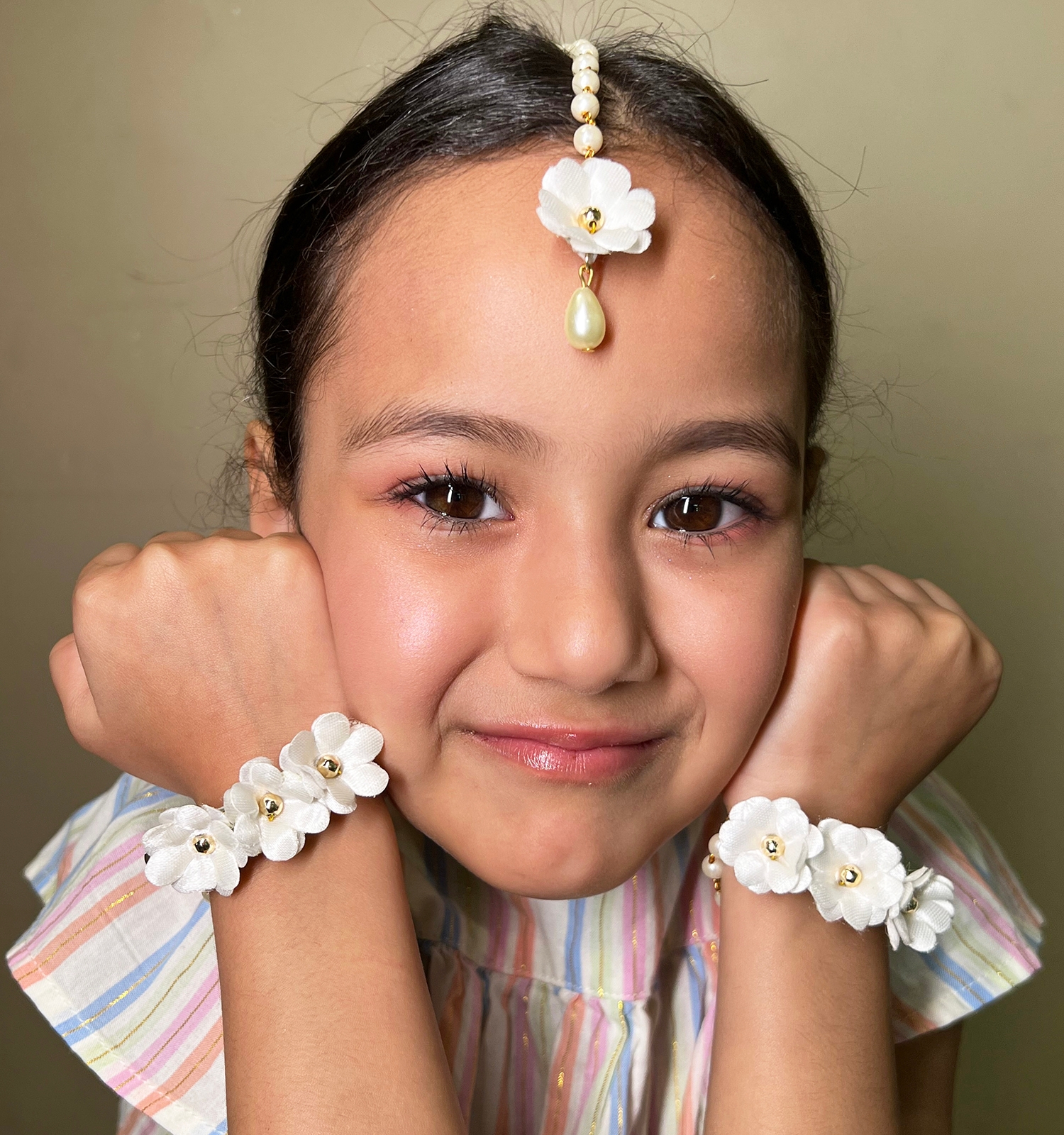 Lime By Manika | Bagiya Floral Bracelets & Maang Teeka Set- White undefined