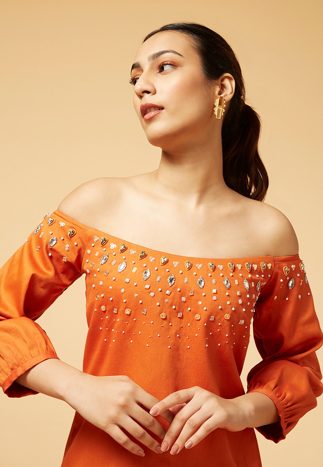 Oﬀ shoulder embroidered dress