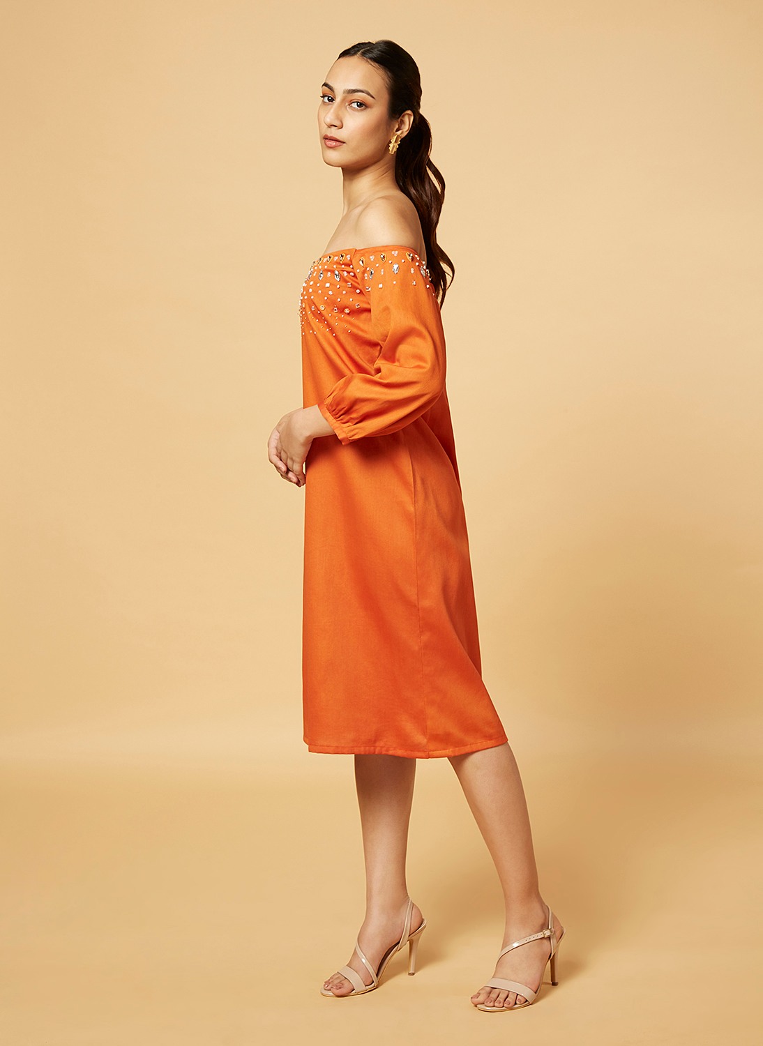 Oﬀ shoulder embroidered dress