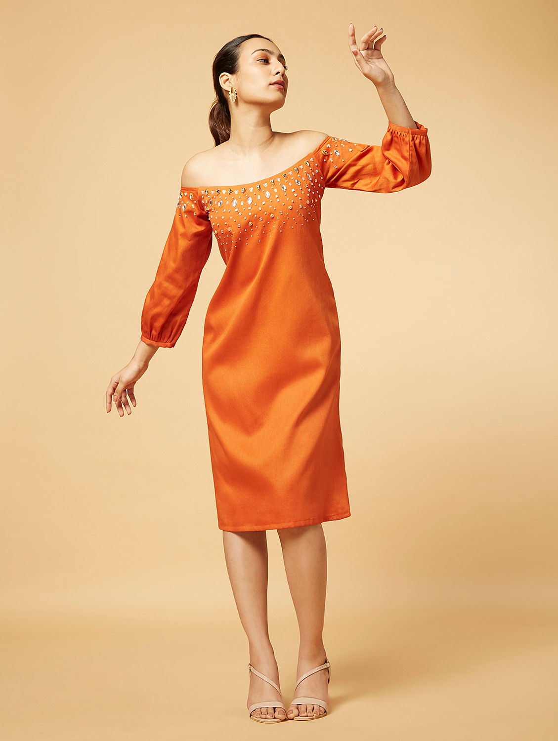 Oﬀ shoulder embroidered dress