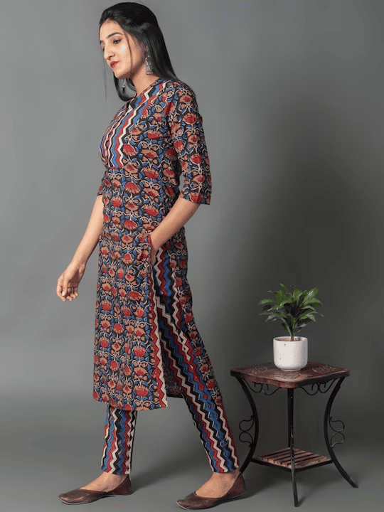 Women Blue Floral Printed Kurta with Trousers