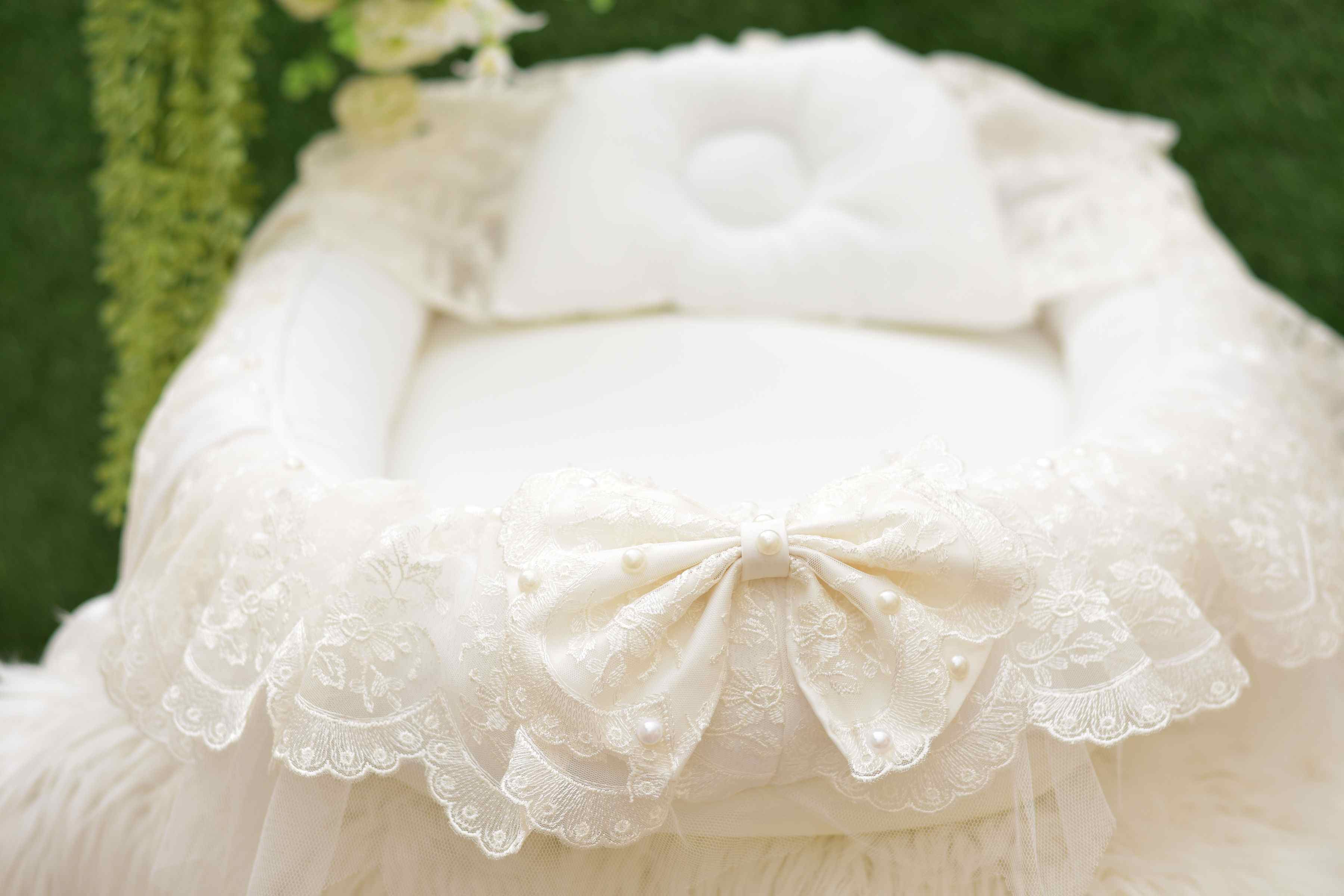 White Shine Den Classic Baby Nest