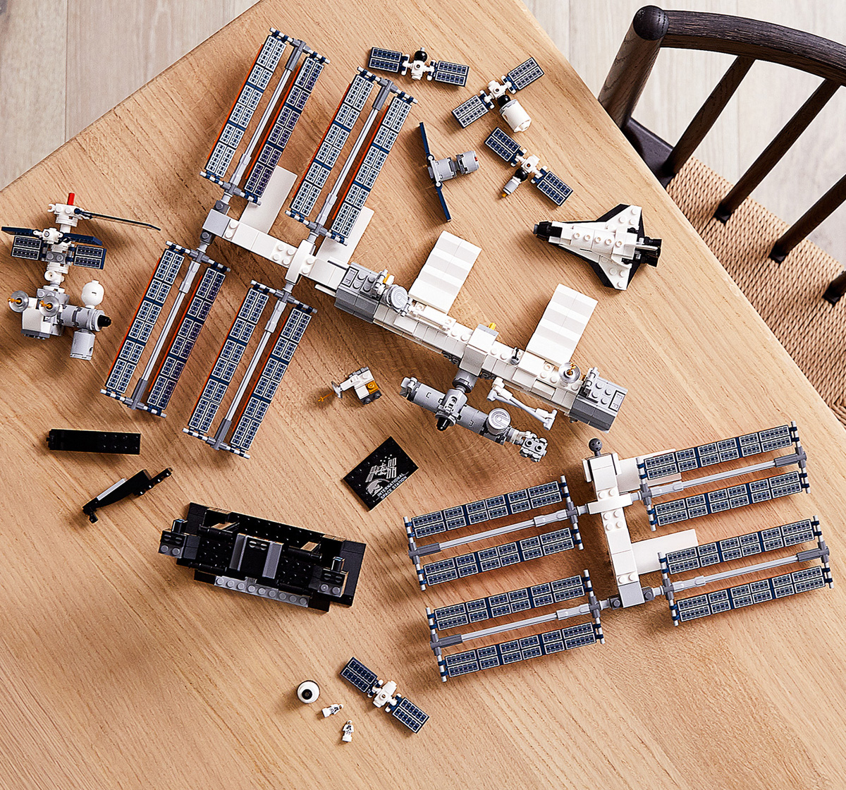 https://cdn.fynd.com/v2/falling-surf-7c8bb8/fyprod/wrkr/products/pictures/item/free/original/QdEWVMSv9-LEGO-Ideas-International-Space-Station-21321-Building-Kit-for-Display-(864-Pieces).jpeg