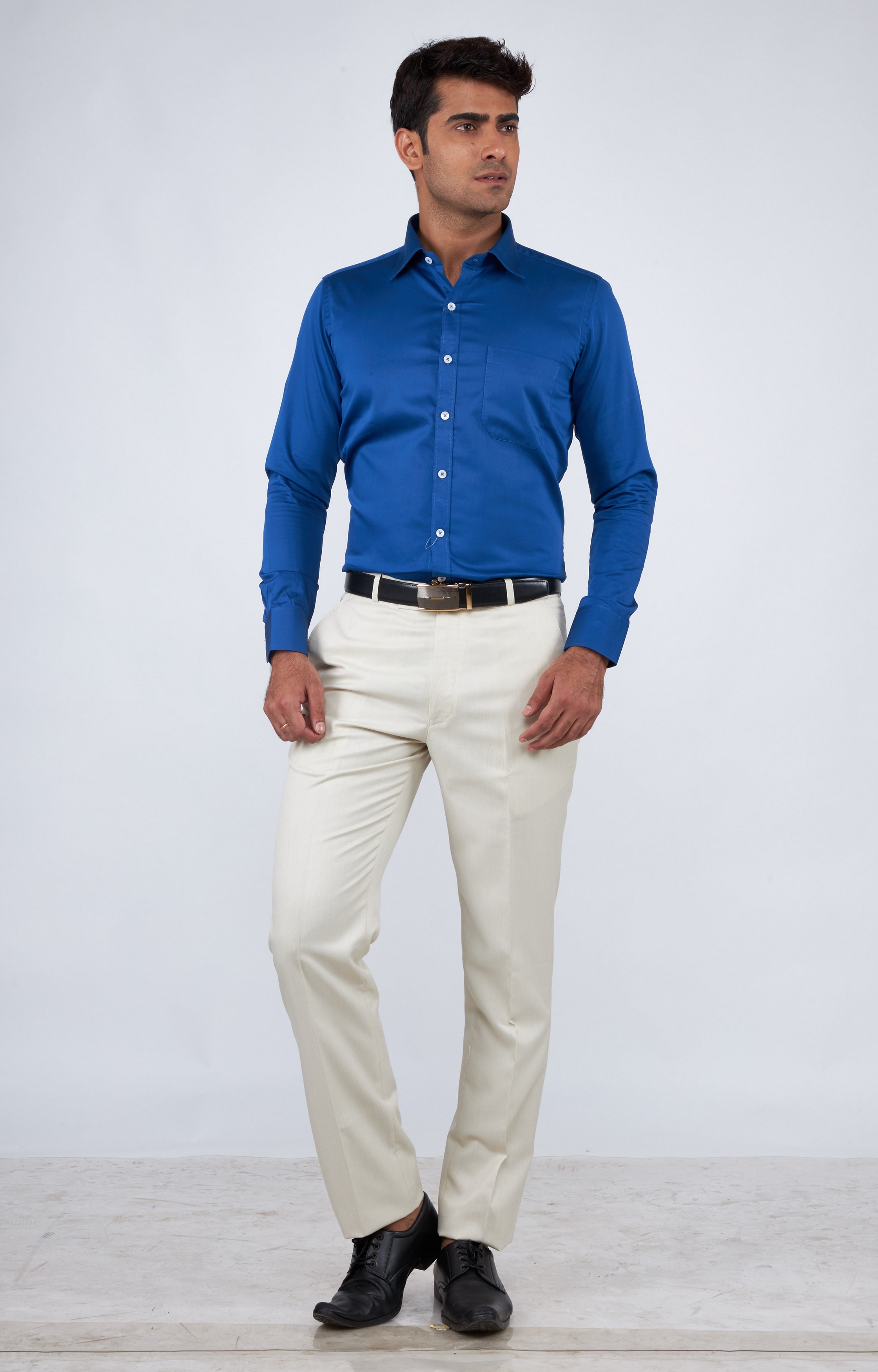Do navy blue shirts and white pants look good together  Quora