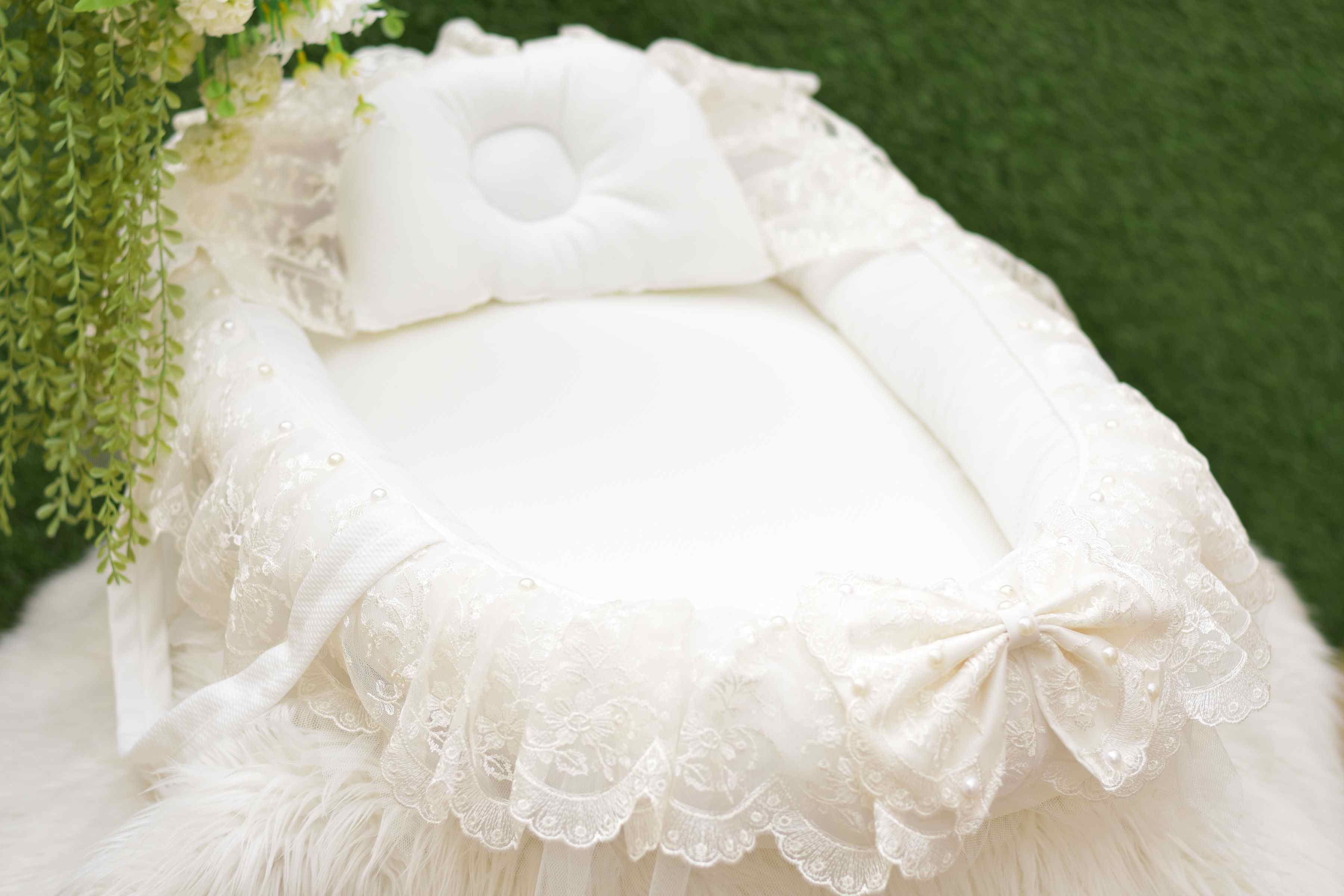 White Shine Den Classic Baby Nest