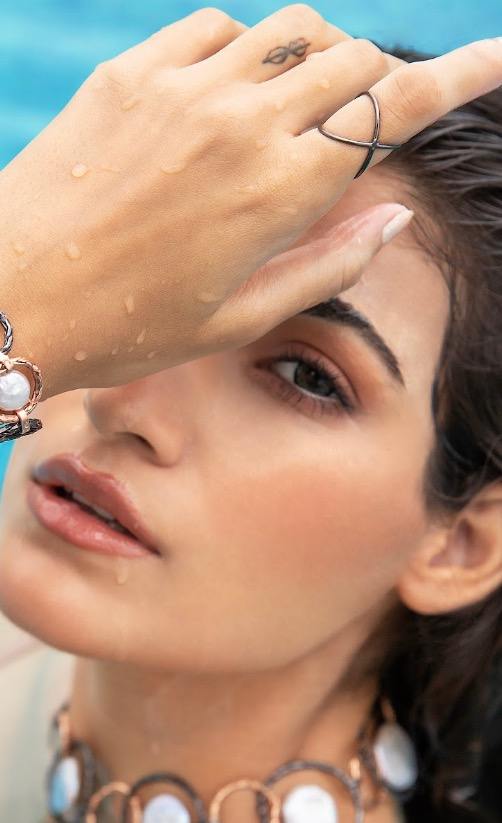 Cross knuckle ring
