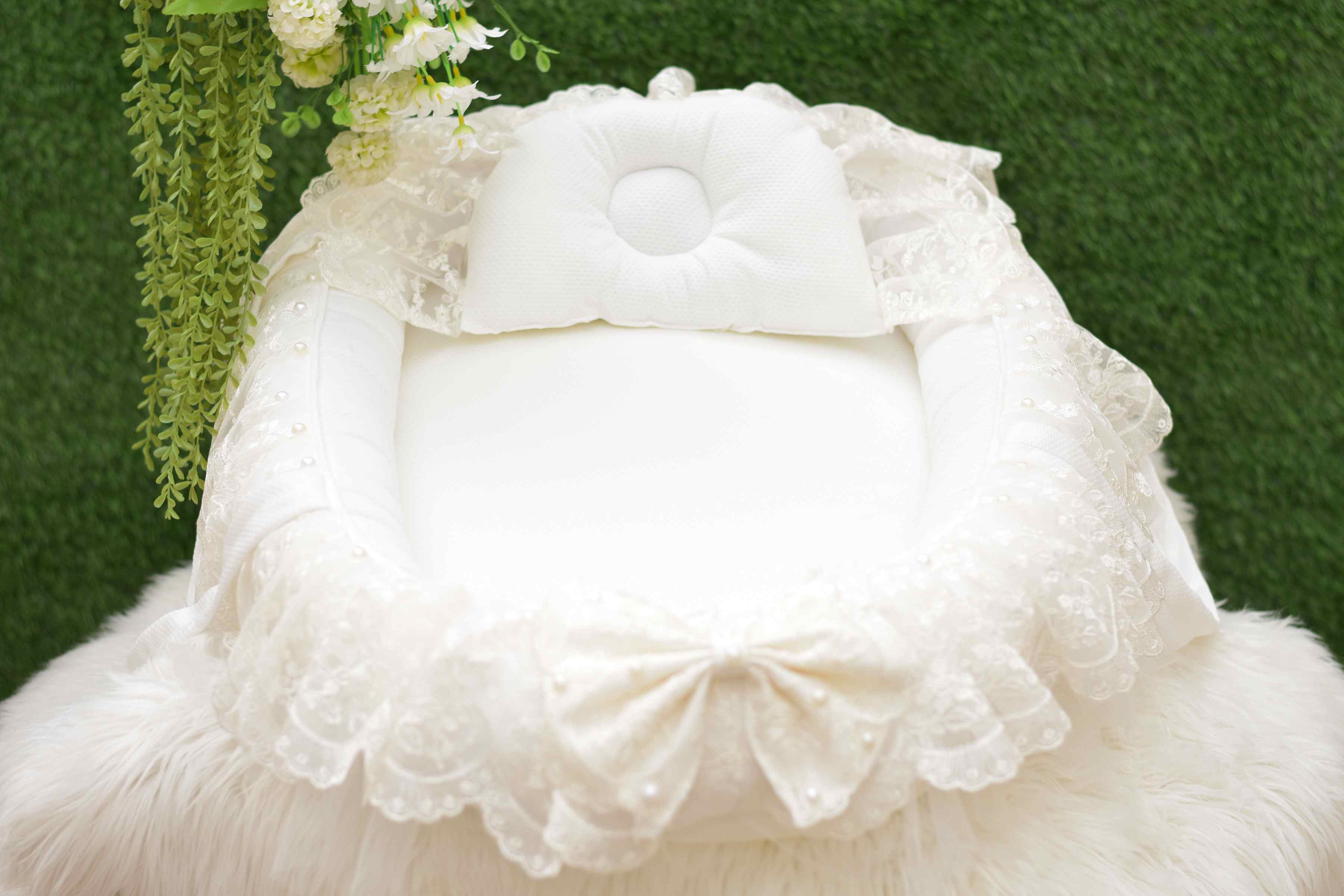 White Shine Den Classic Baby Nest