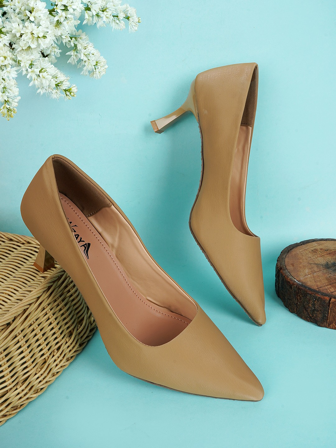 Pointed backstrap Pumps