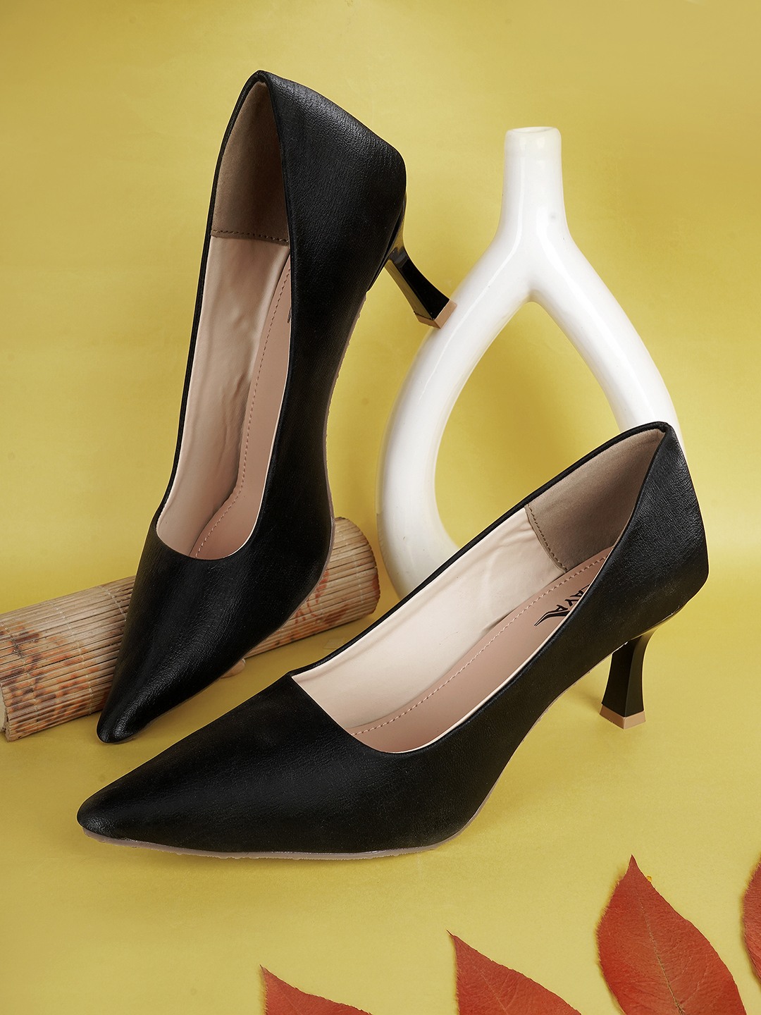 Pointed backstrap Pumps