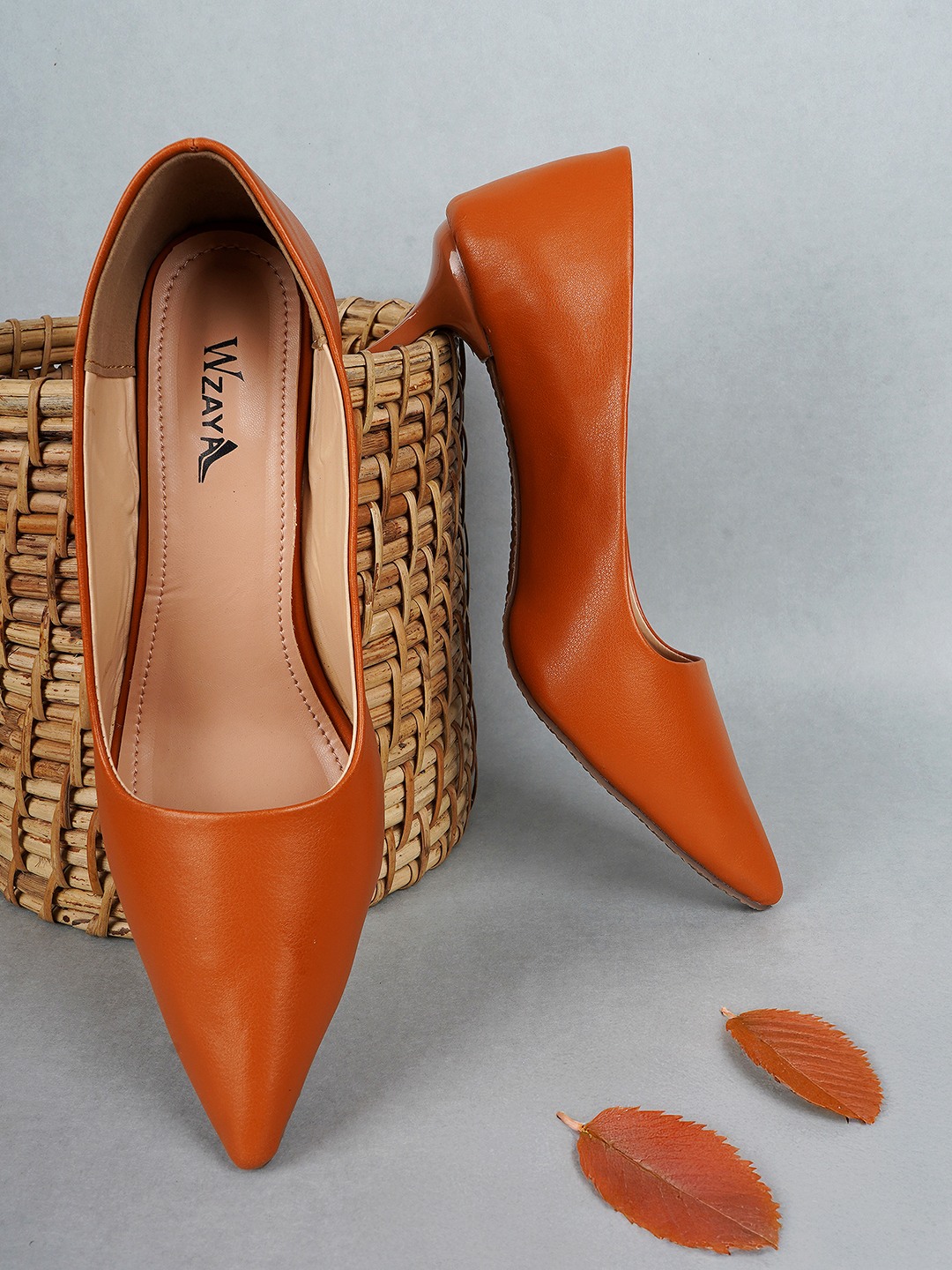 Pointed backstrap Pumps