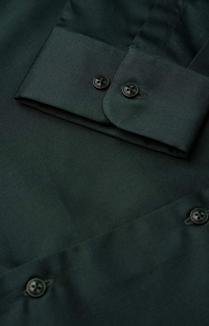 SUBTRACT-Men Bottle Green Slim Fit Solid Spread Collar Cotton Satin Evening Shirt