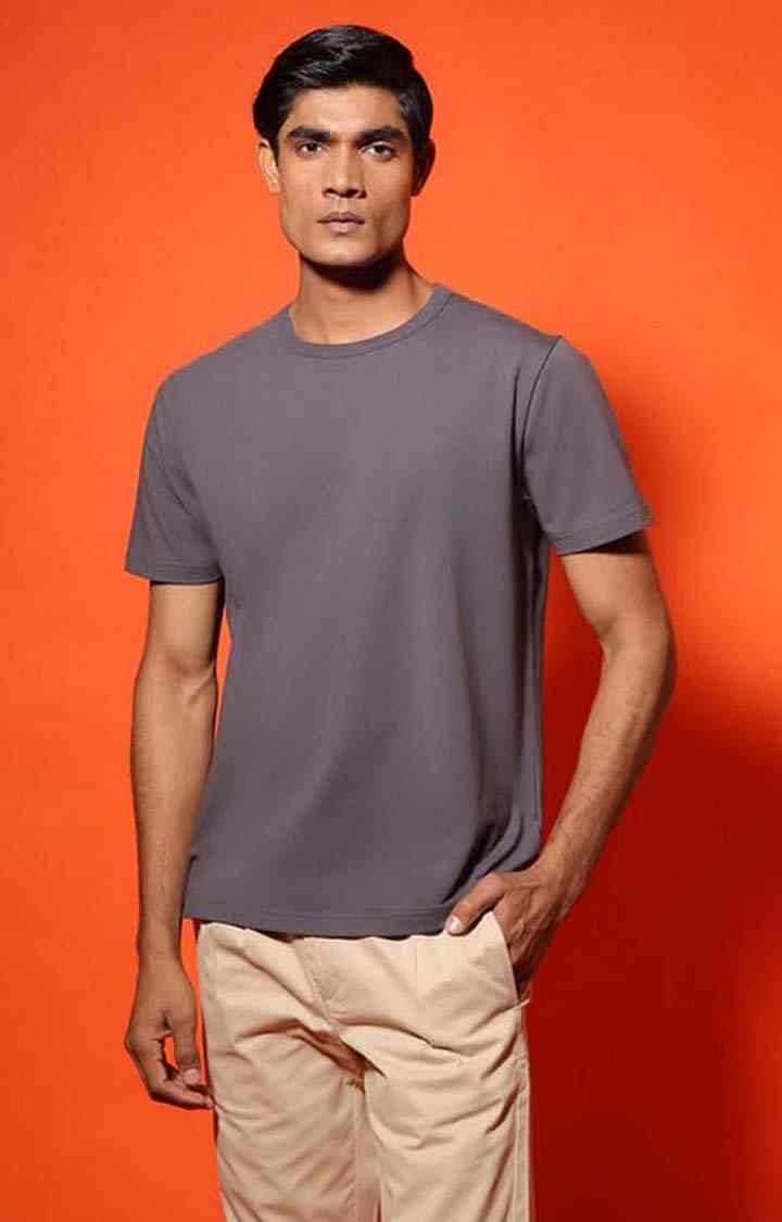 SUBTRACT-Men Dark Grey Comfort Fit Solid 4-Way Stretch Round Neck Tshirt