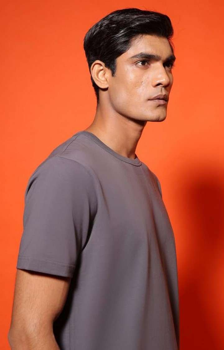 SUBTRACT-Men Dark Grey Comfort Fit Solid 4-Way Stretch Round Neck Tshirt