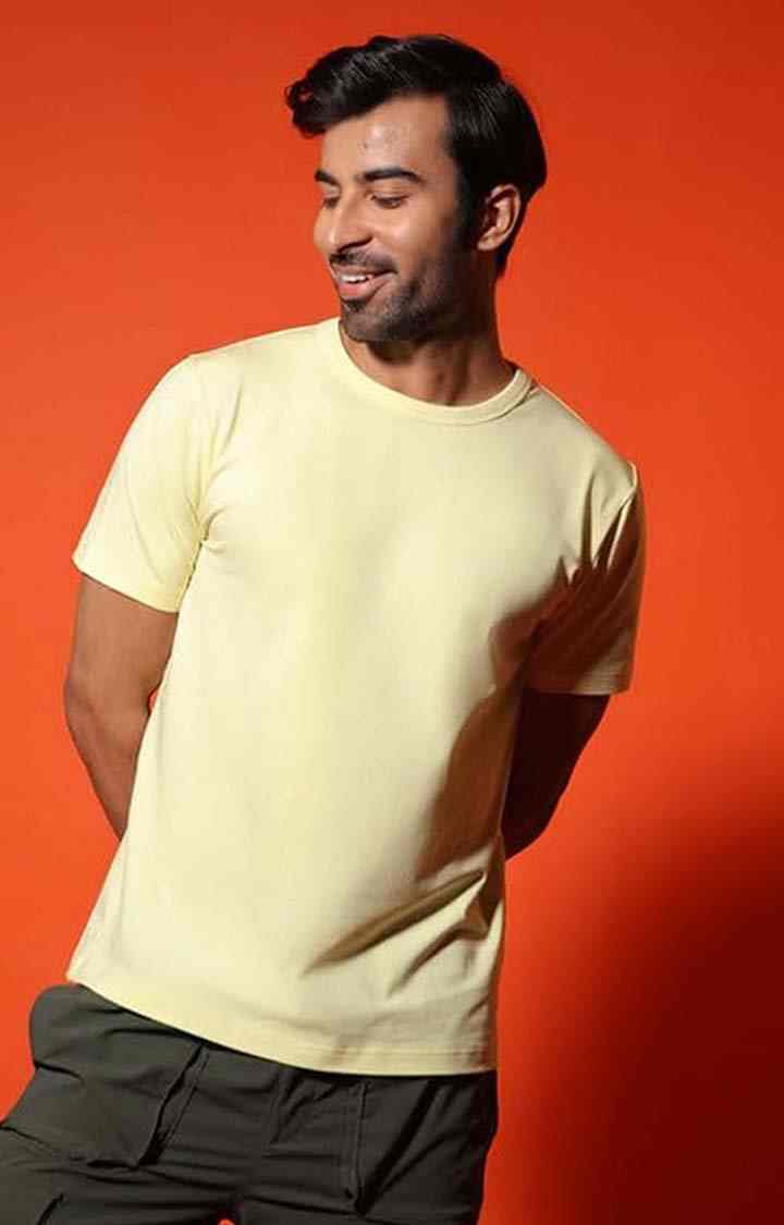 SUBTRACT-Men Lemon Yellow Comfort Fit Solid 4-Way Stretch Round Neck Tshirt