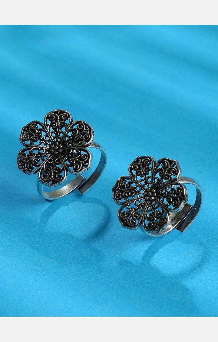 SOHI Set Of 2 Silver Plated Designed Toe Ring
