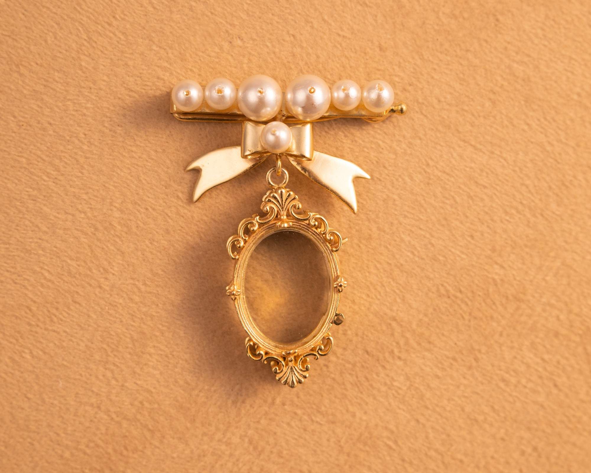 Treasure Bow Pearl Hair Clip