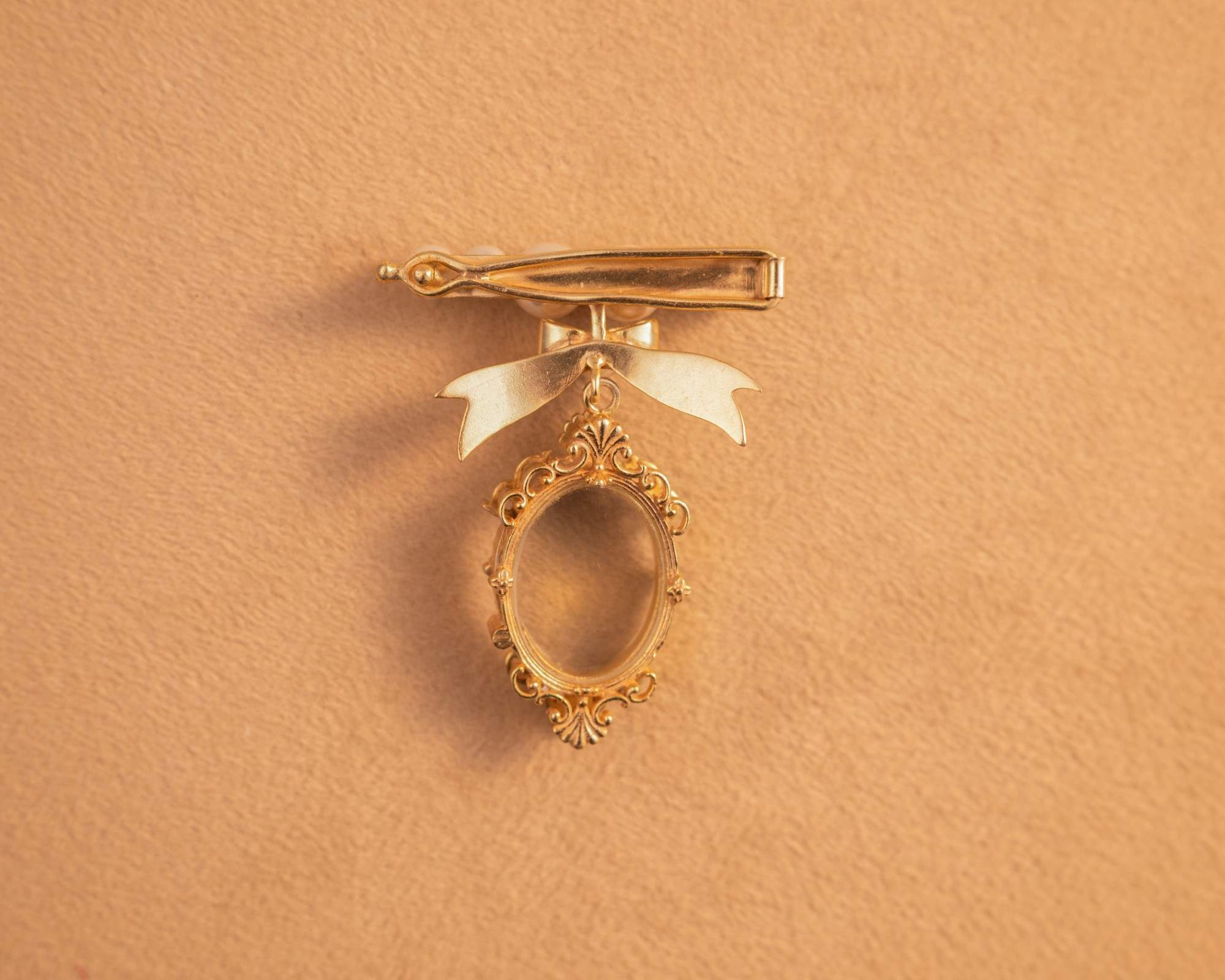 Treasure Bow Pearl Hair Clip