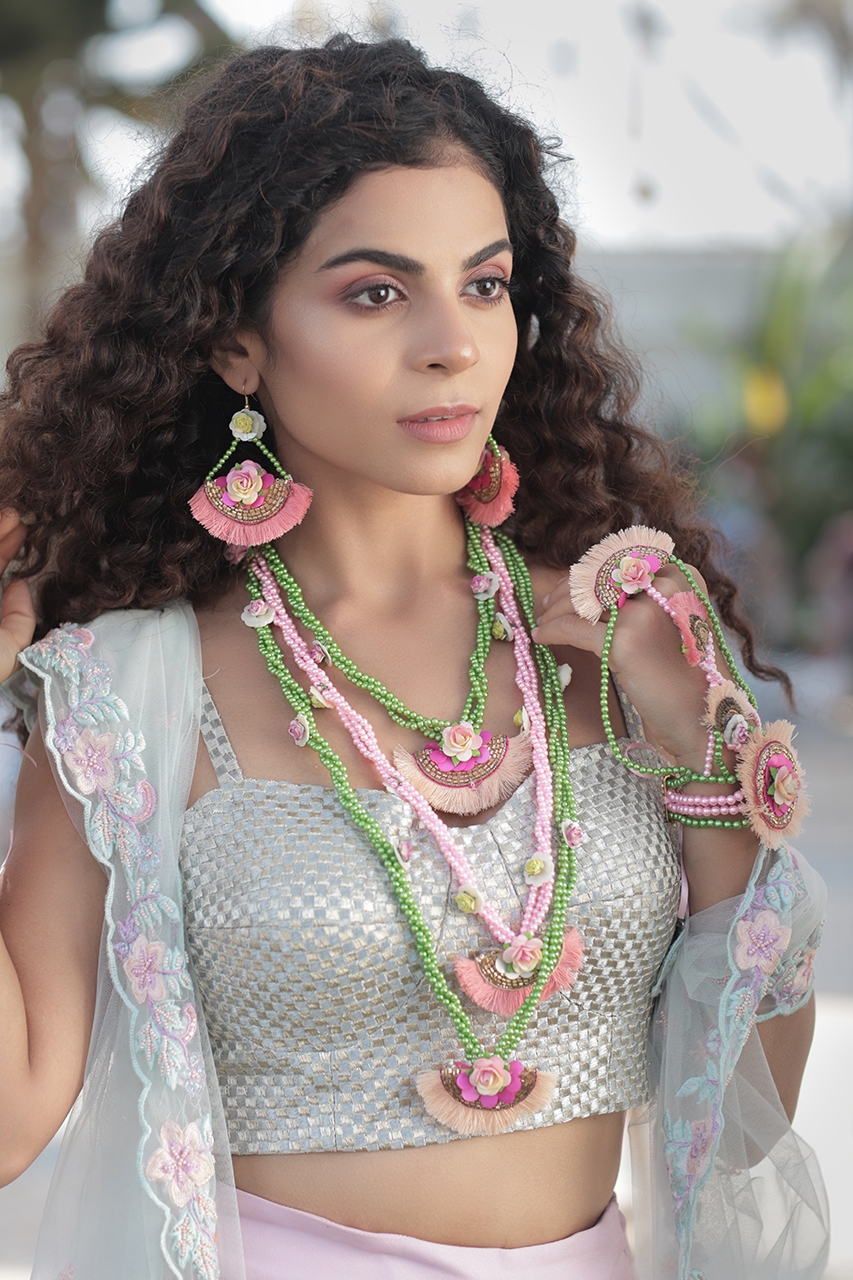 Floral art | Tassel work pearl set with small flowers undefined