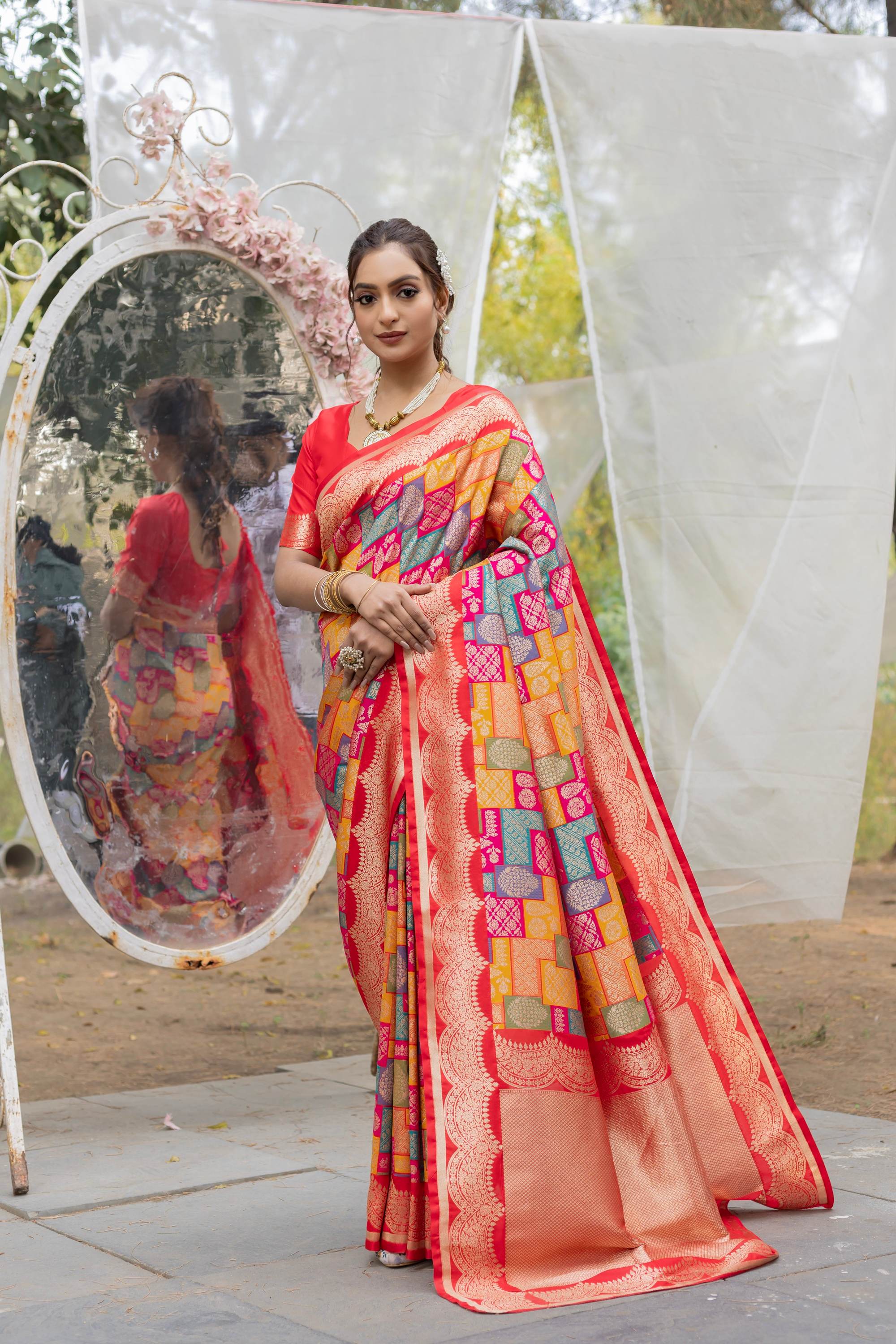 Tasarika Women Red Jacquard Saree