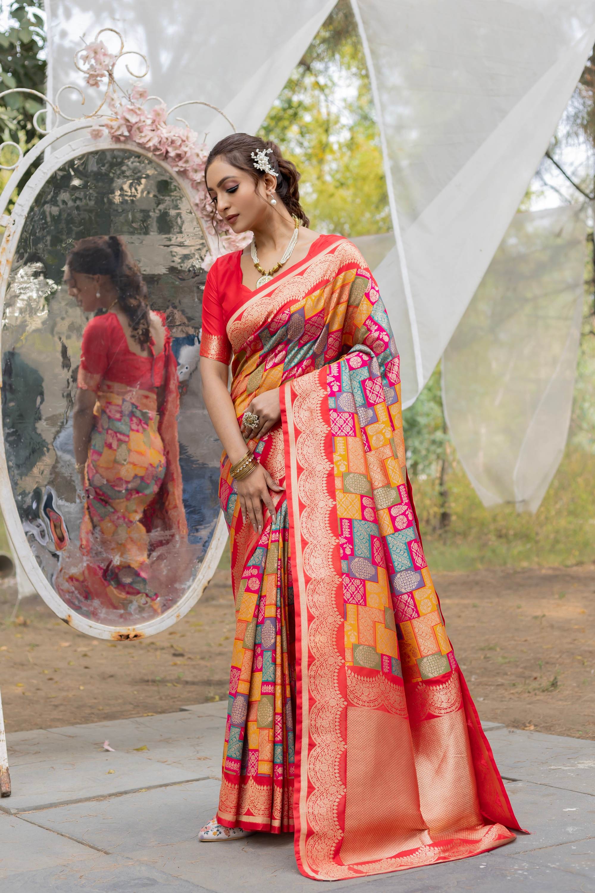 Tasarika Women Red Jacquard Saree