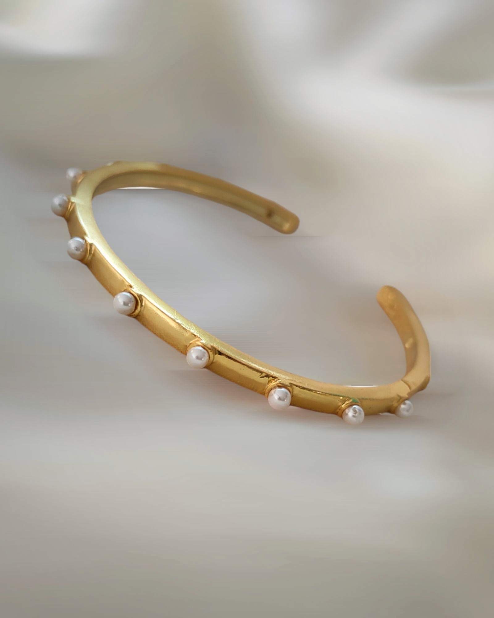 Thin pearl Bangle