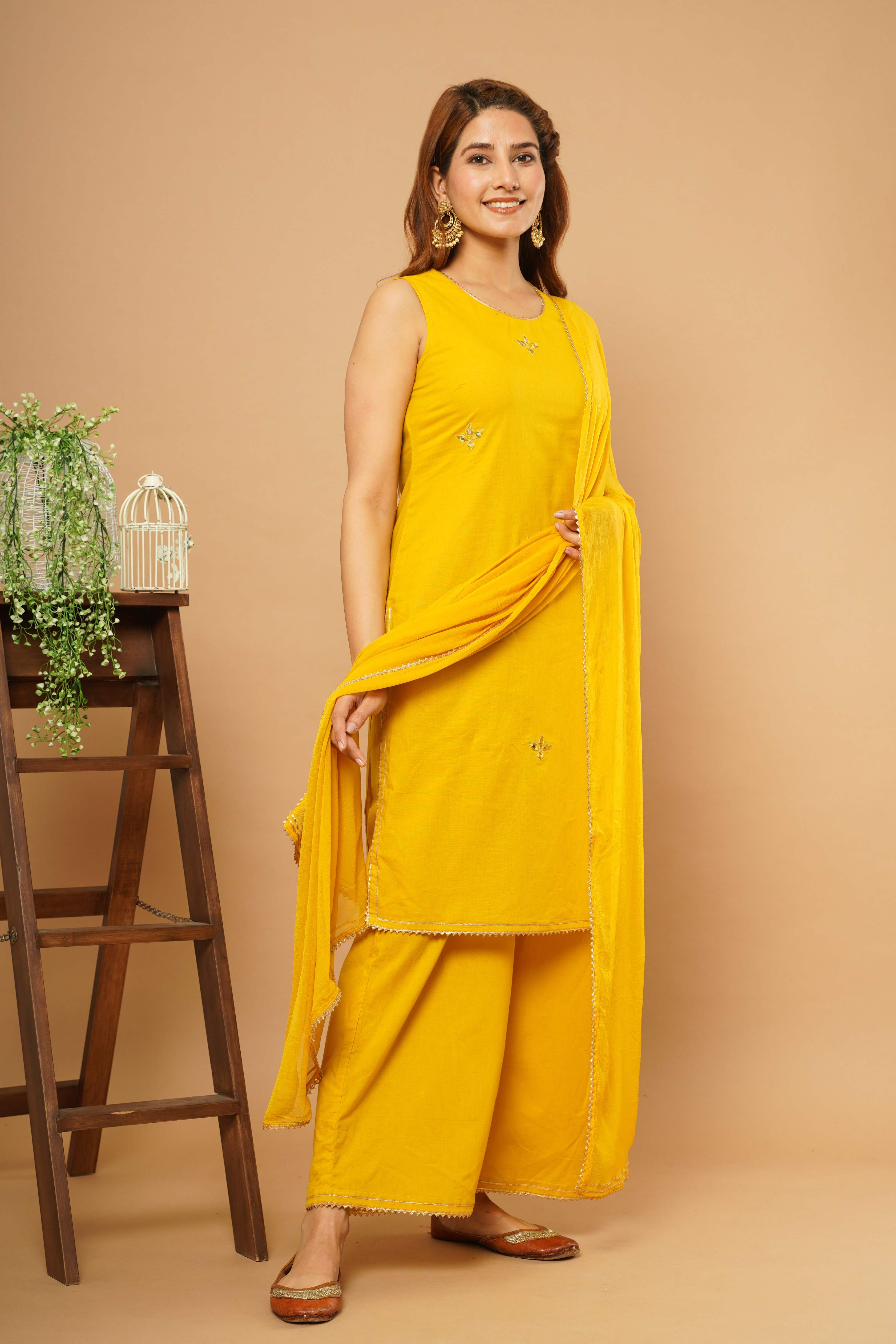 SLEVEELESS MIRROR WORK KURTA PANT WITH CHIFFON DUPATTA