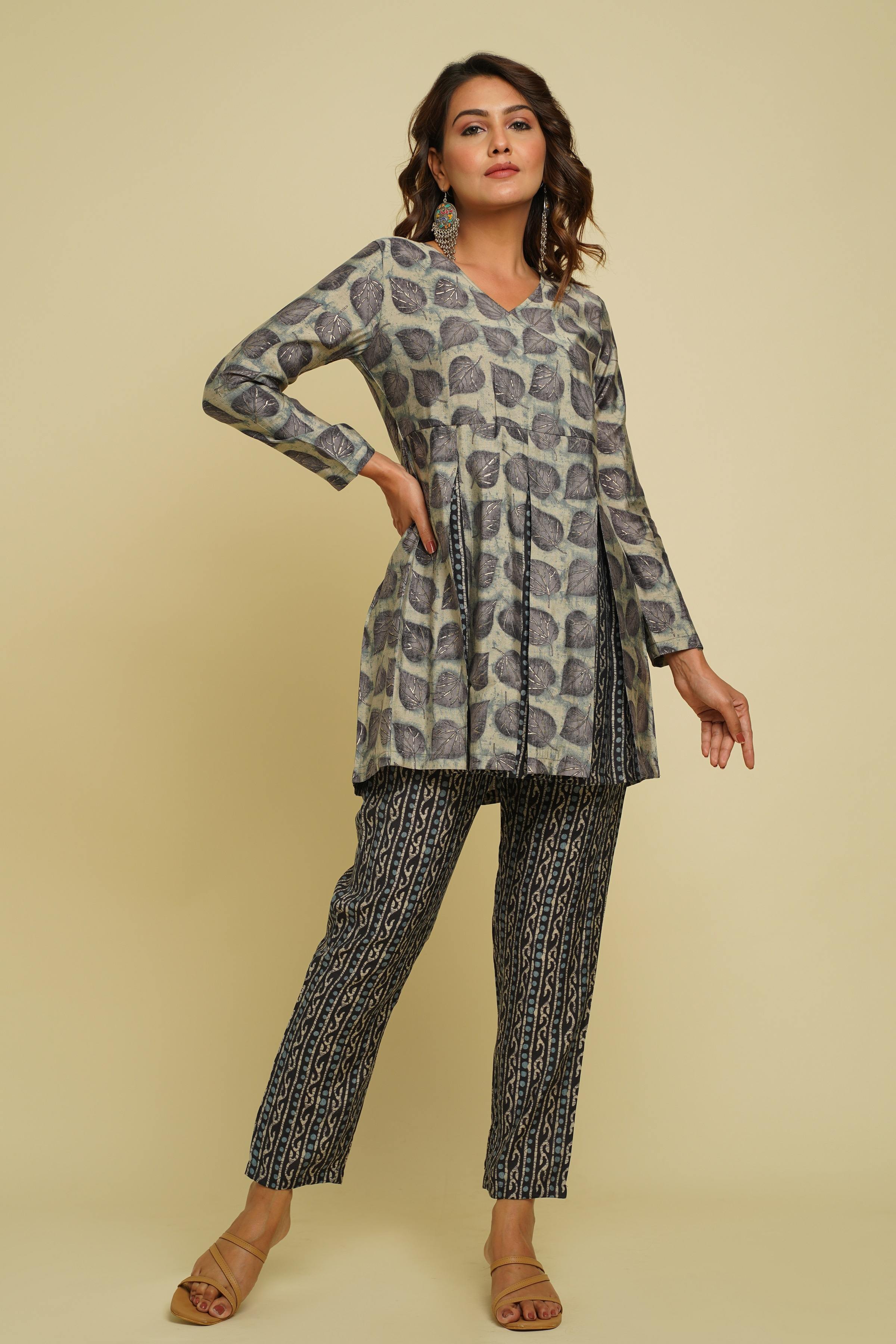 BEAUTIFUL GREY PRINTED V-NECK DESIGN CO-ORD SET